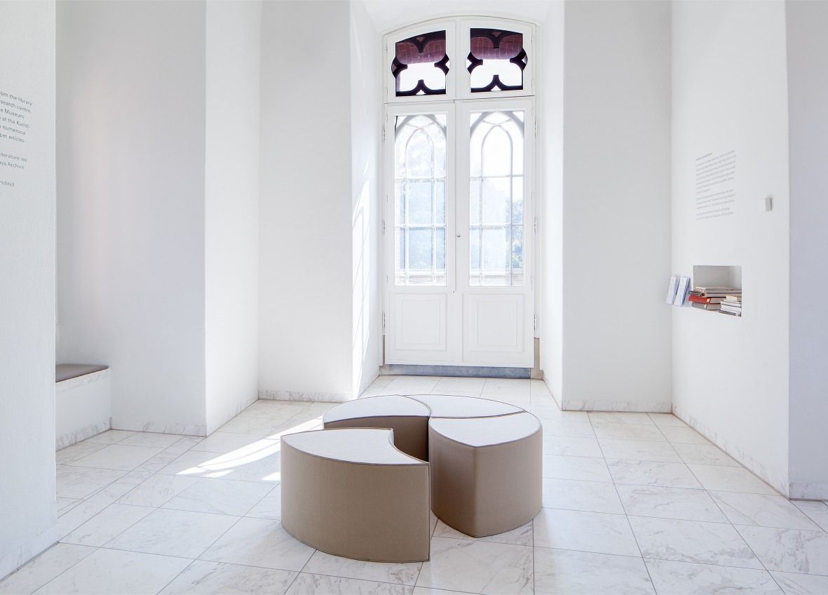 Posito Sitzmöbel von Hey Sign, bestehend aus drei Teilen, in hellem Raum. Filzmöbel.