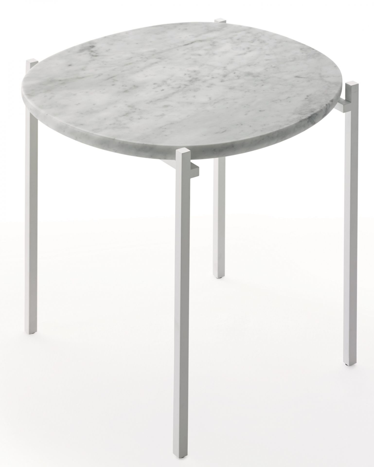Niobe Beistelltisch mit Carrara-Marmorplatte und weißem Metallgestell. Moderner Marmortisch für Wohnzimmer und Lounge.