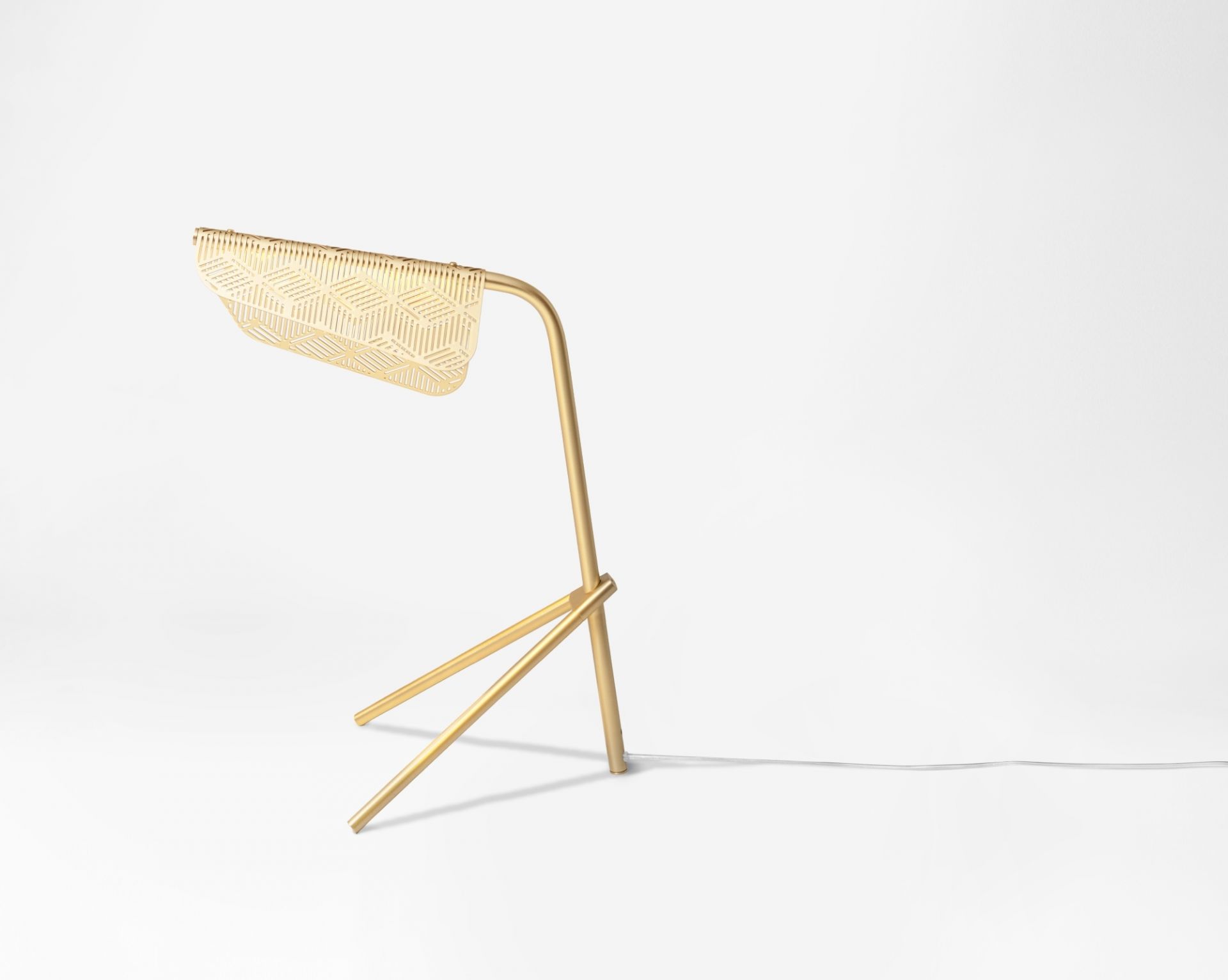 Mediterranea Tischleuchte von Petite Friture: Goldene Lampe mit filigranem, geometrischen Lampenschirm und Stativfuß.