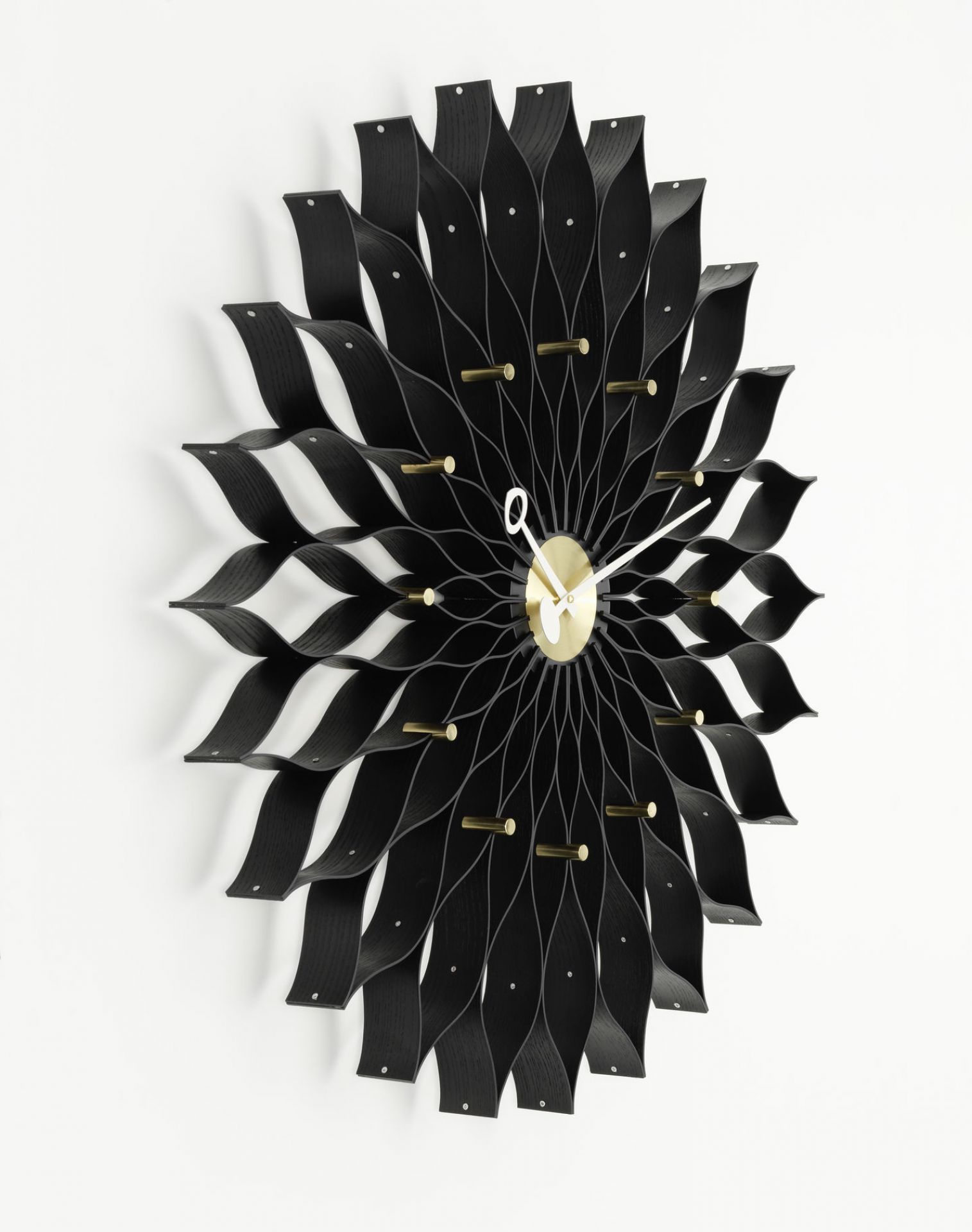 Vitra Sunflower Clock Wanduhr aus Esche in Schwarz mit Messingdetails, modernes Design.