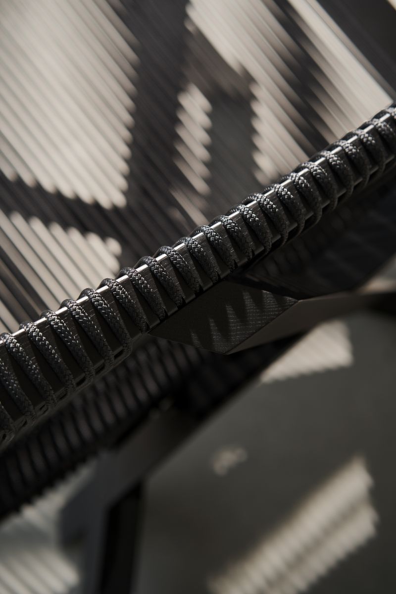 Detailaufnahme: ClassiCon Volkshaus Lounge Chair Sessel, schwarzes Geflecht und Rahmen, modernes Design.