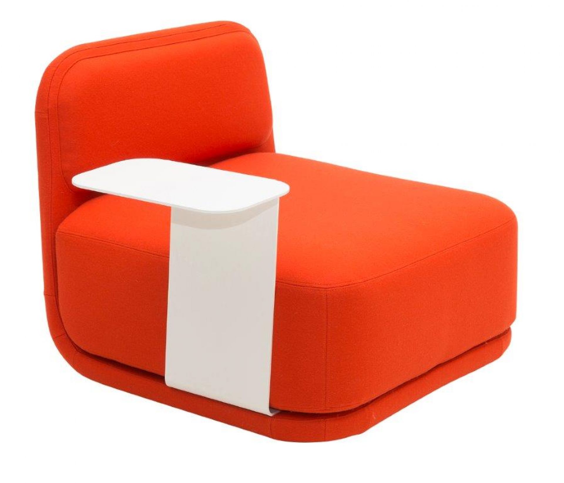 Oranger Standby Sessel mit niedrigem Design und weißem Beistelltisch, ideal für moderne Wohnräume.