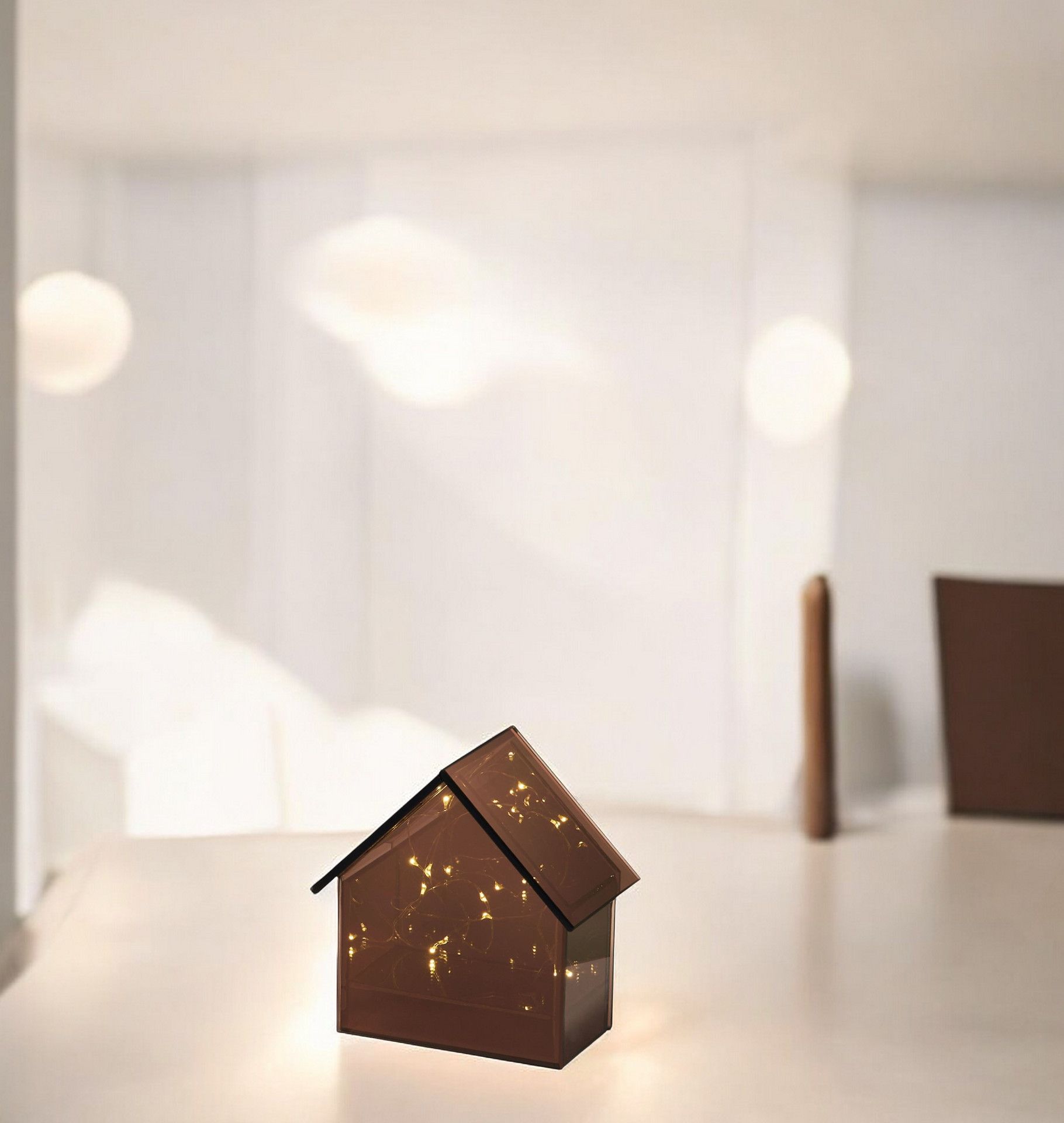 Light House Philippi: Dekorative Haus-Lampe aus braunem Glas mit warmweißen Lichterketten, modernes Design.