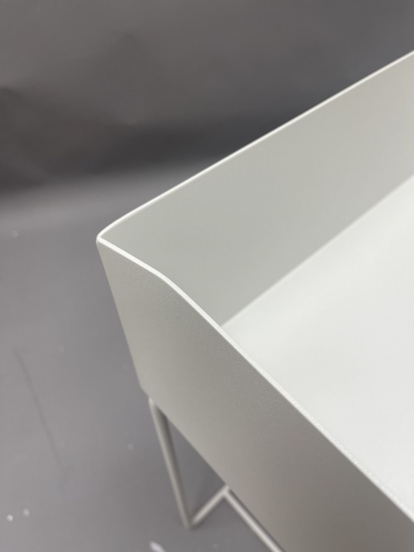 Detailaufnahme: Hellgraue Plant Box von Ferm Living (Mängelexemplar) mit filigranem Metallgestell.