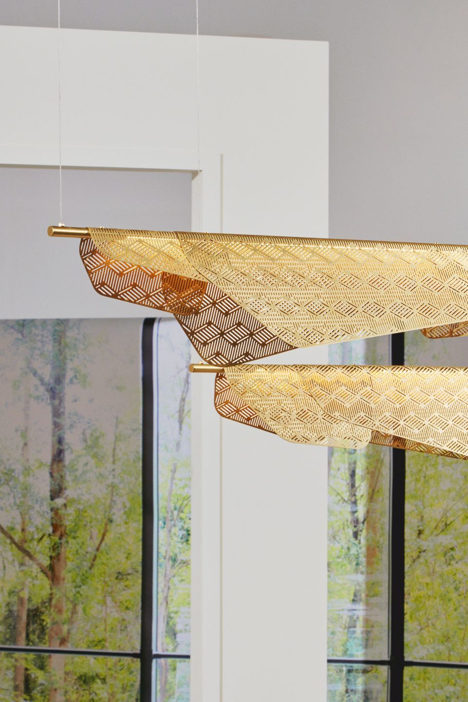 Nahaufnahme der goldenen Mediterranea Pendelleuchte von Petite Friture mit filigranem Muster.