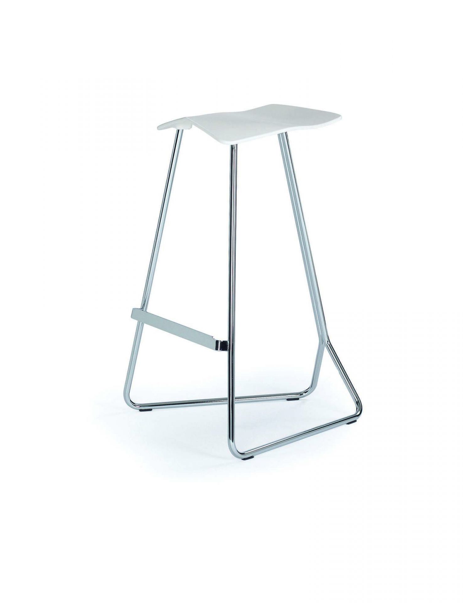 Weißer Triton Barhocker von ClassiCon mit verchromtem Stahlgestell und Fußstütze, modernes Möbeldesign für die Küche.