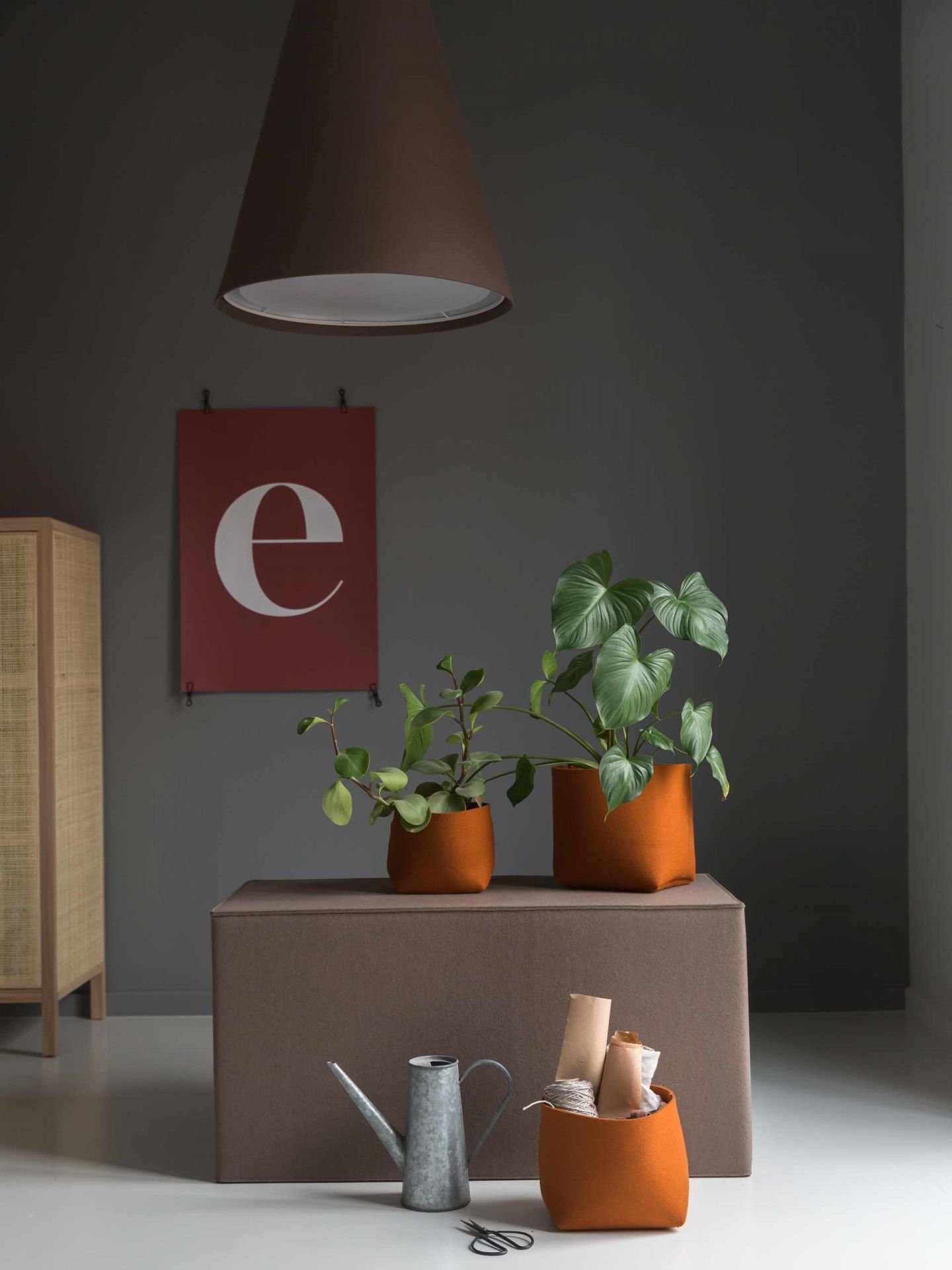 Hey Sign Quader Hocker als Sitzmöbel oder Ablagefläche, dekoriert mit Pflanzen und Accessoires.