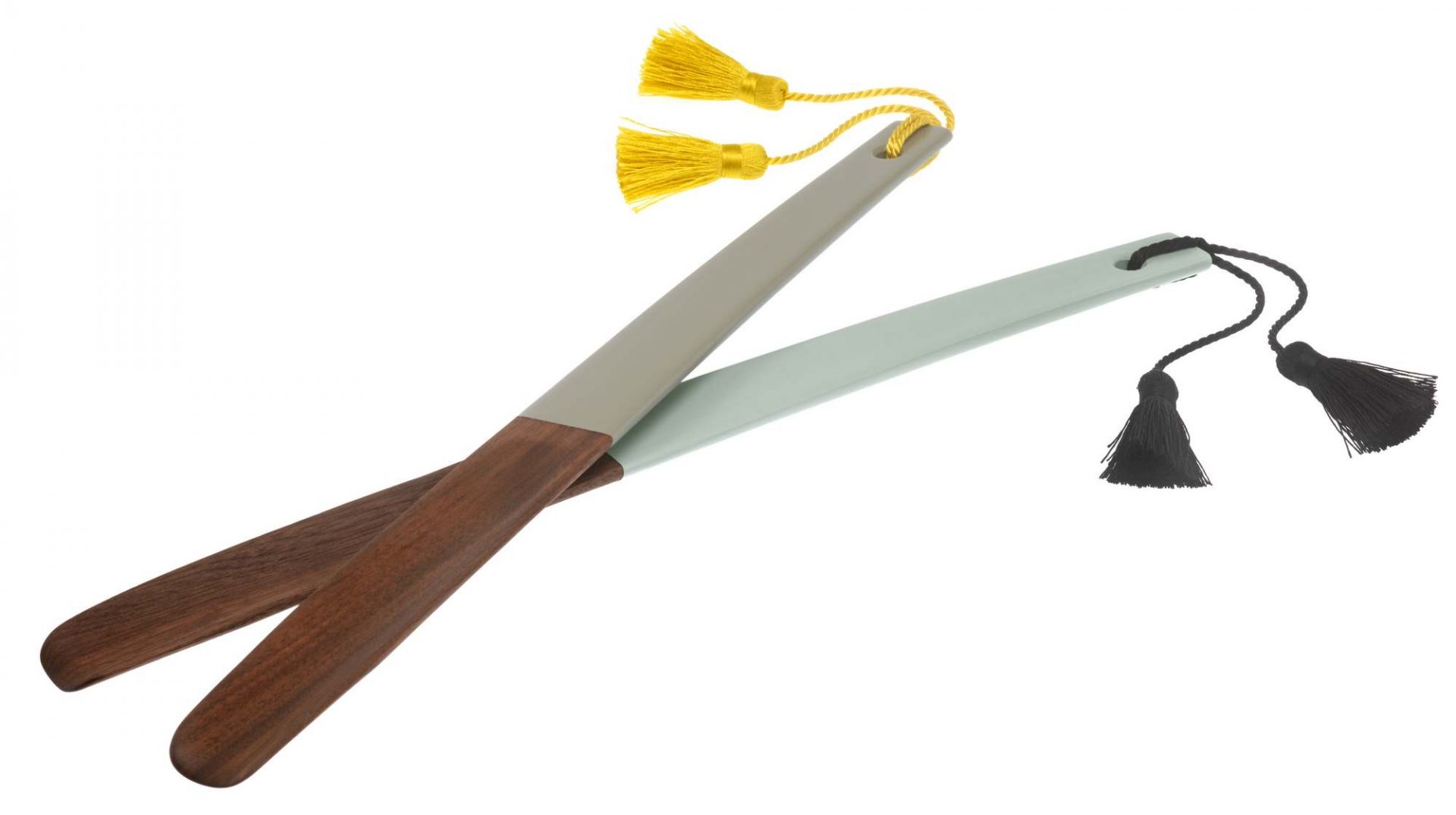 Schönbuch Loafer Schuhlöffel: Zwei Schuhlöffel aus Holz und Metall mit gelben und schwarzen Quasten.