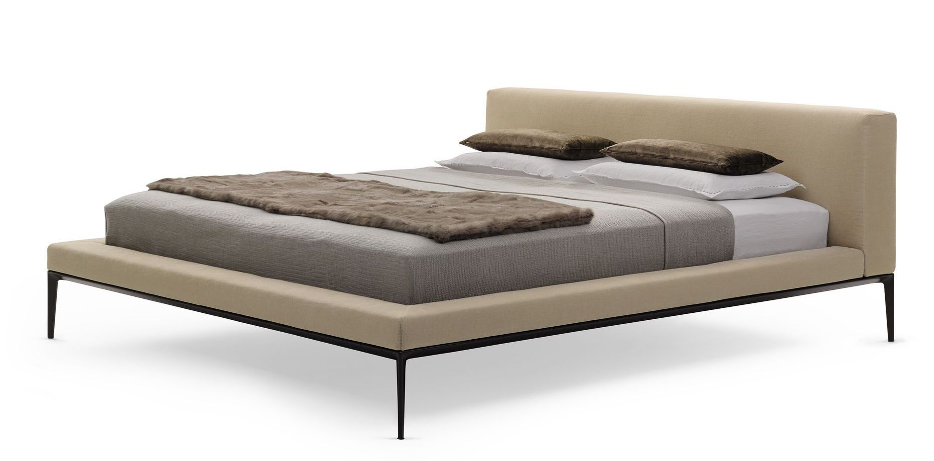 Jaan Bett von Walter Knoll: Beiges Polsterbett mit schwarzem Metallgestell und Kissen.