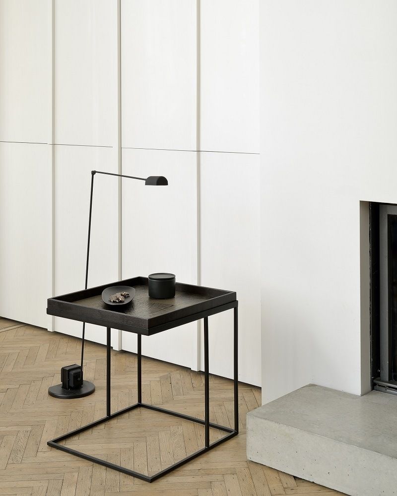 Ethnicraft Ink Square Tray Tablett Couchtisch aus Holz und Metall, minimalistisches Design für Wohnzimmer.