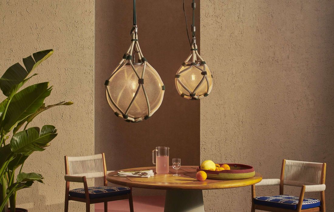 Zwei Bollicosa Nautilus Pendelleuchten von Cassina, moderne Outdoor-Hängeleuchten über einem Esstisch.