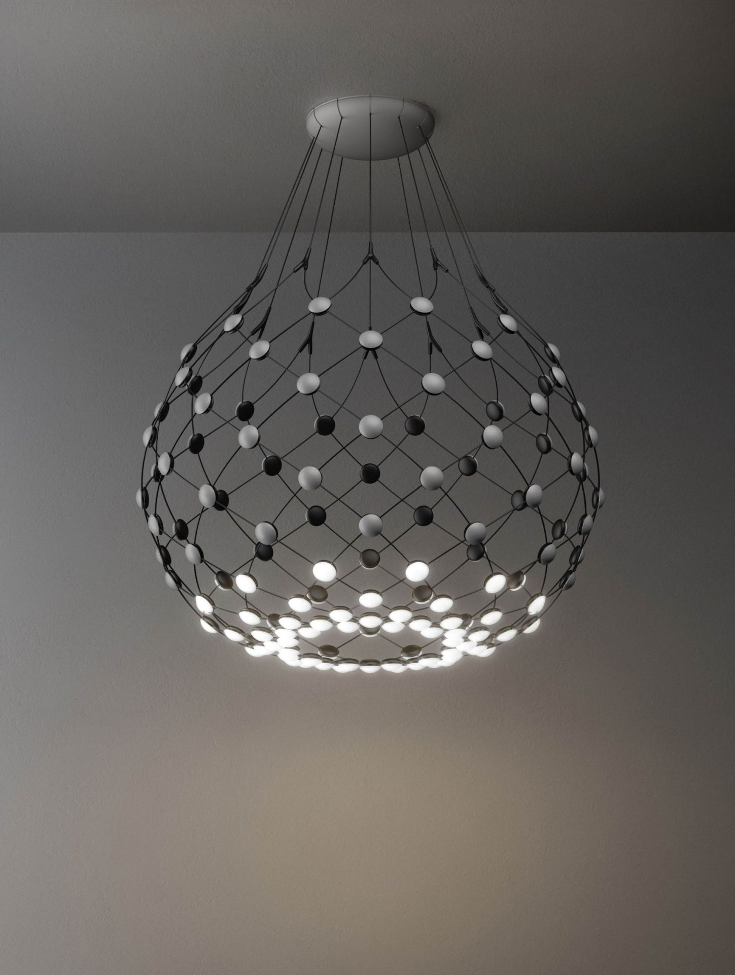 D86 Mesh Deckenleuchte von Luceplan, moderne Designerlampe mit schwarzem Drahtgeflecht und LED-Lichtern.