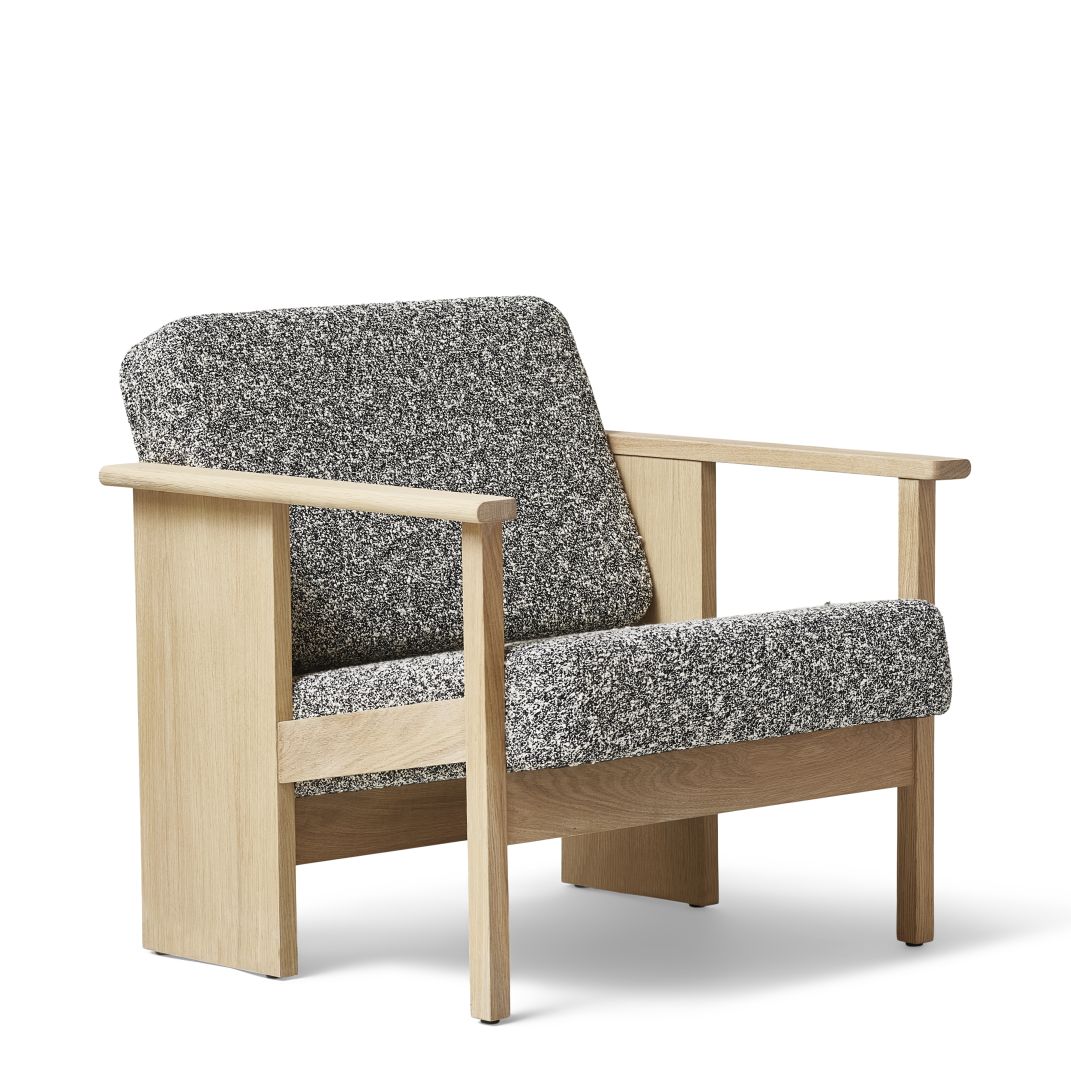 Block Lounge Sessel von Form & Refine, weiß geölt, mit grau melierter Polsterung.