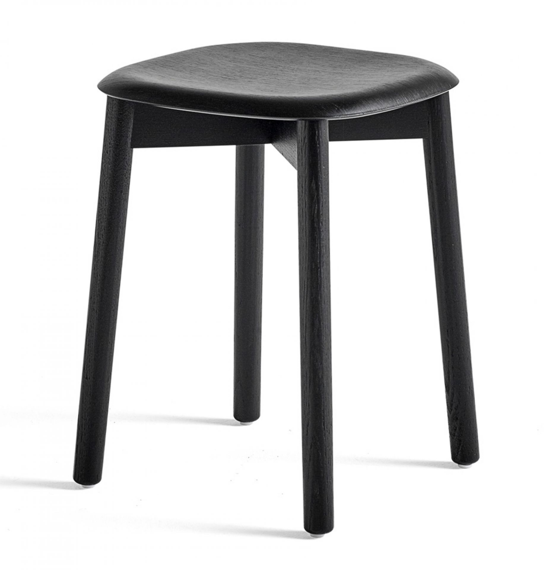 Schwarzer Soft Edge Hocker von Hay mit drei Beinen und abgerundeter Sitzfläche.