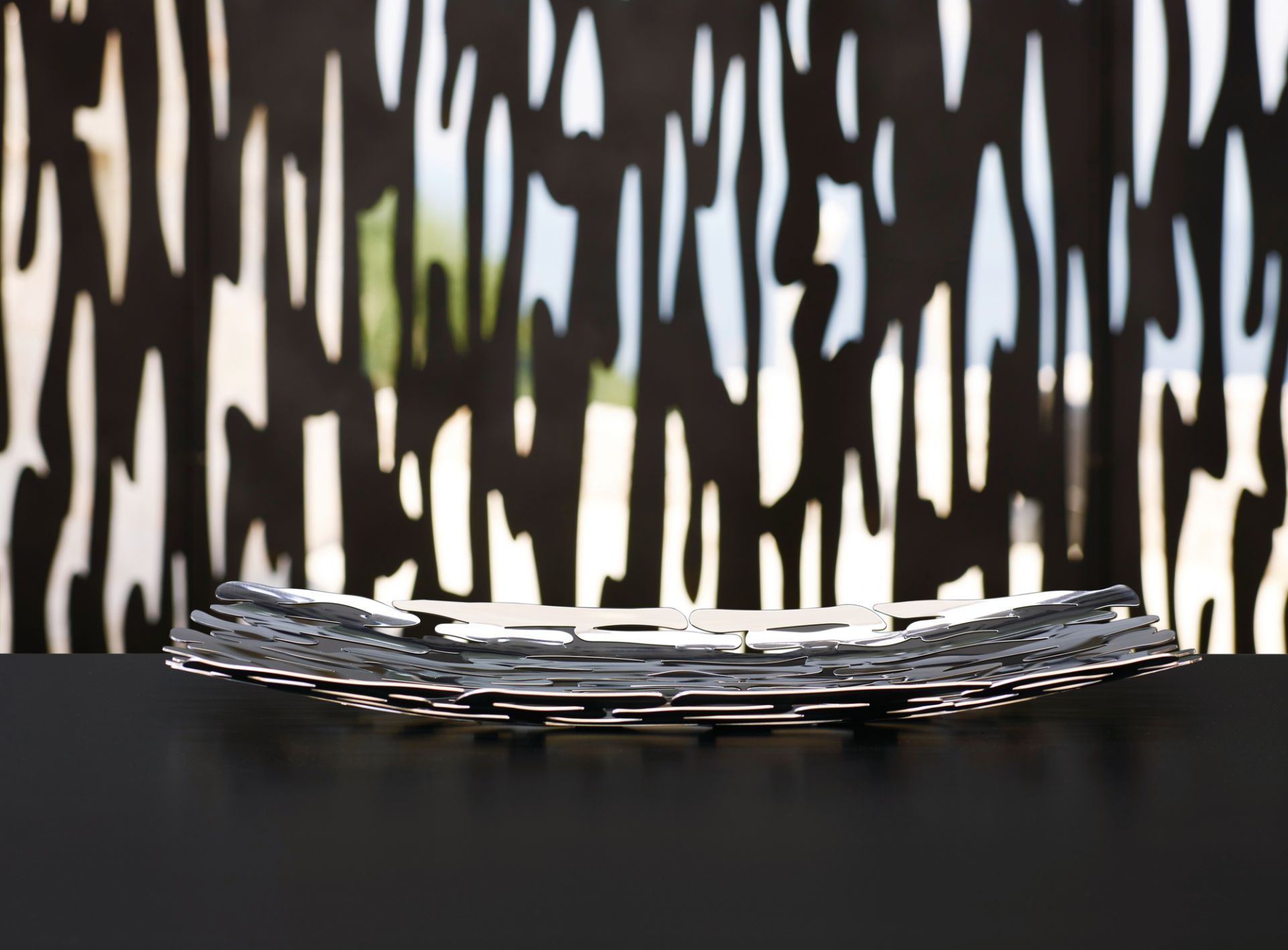 Alessi Bark Tafelaufsatz aus Edelstahl, abstrakte Form, dekorative Obstschale für Tischdekoration.