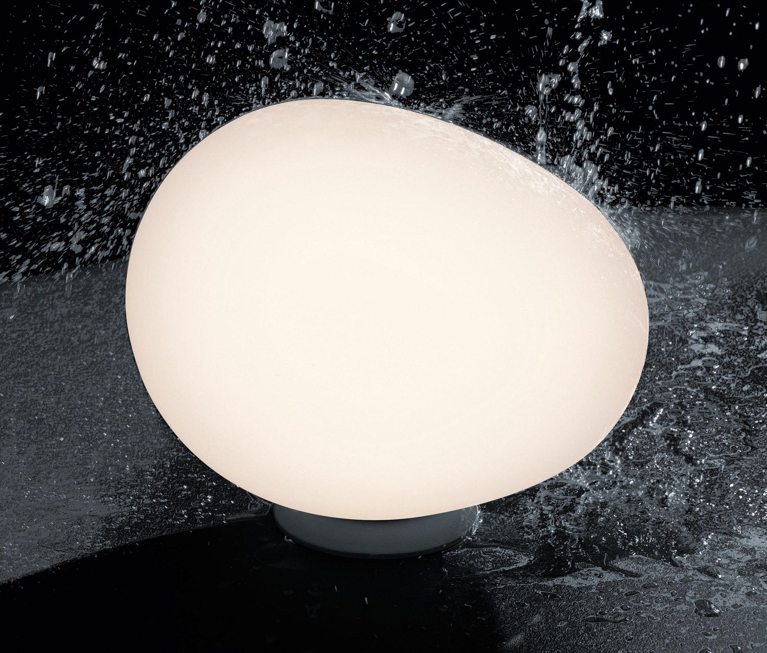 Gregg Outdoor Leuchte von Foscarini, Bodenleuchte im Regen, modernes Design für den Außenbereich.