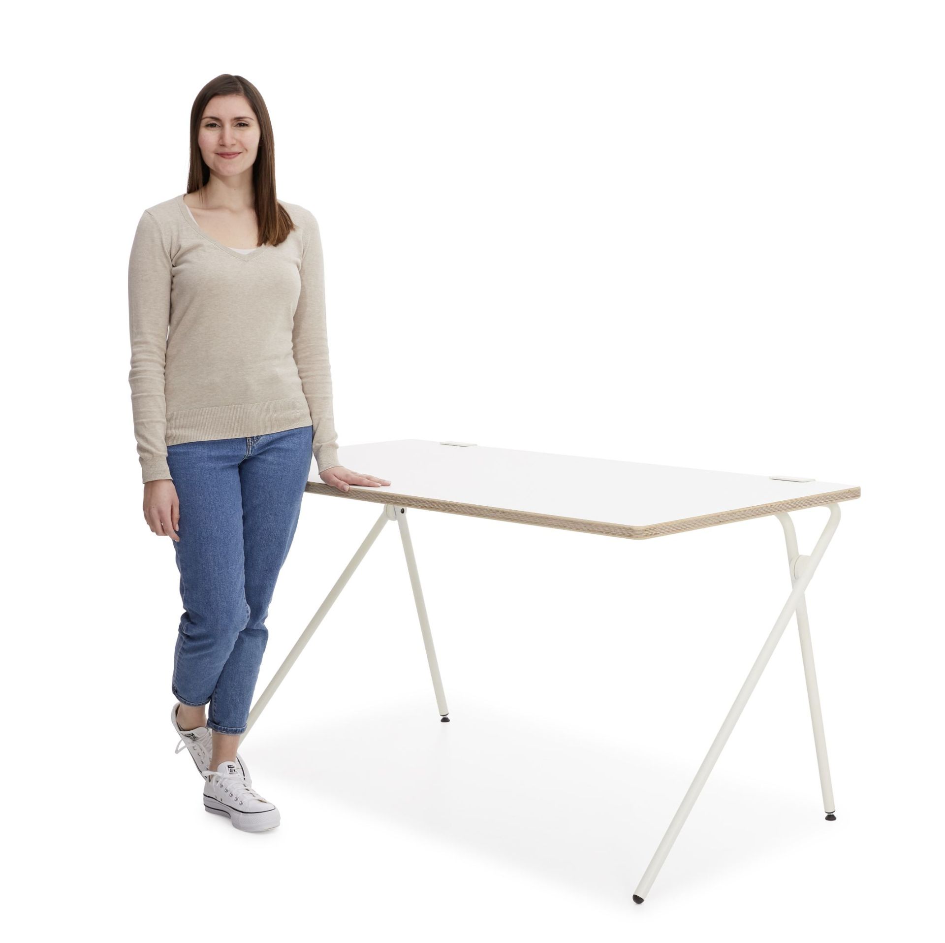 Plato Klappsekretär von Müller Möbelwerkstätten: Weißer Schreibtisch mit schwarzem Gestell und Schichtholz-Kante.