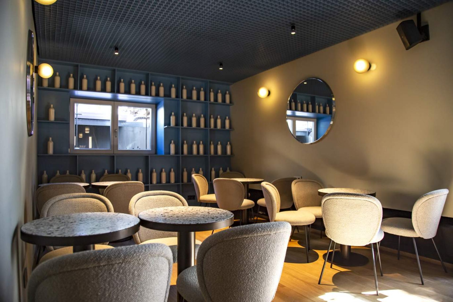 Innenraum mit Stellar Wandleuchten. Auberginefarbene Wandlampen spenden warmes Licht im Raum. Pulpo Leuchten.