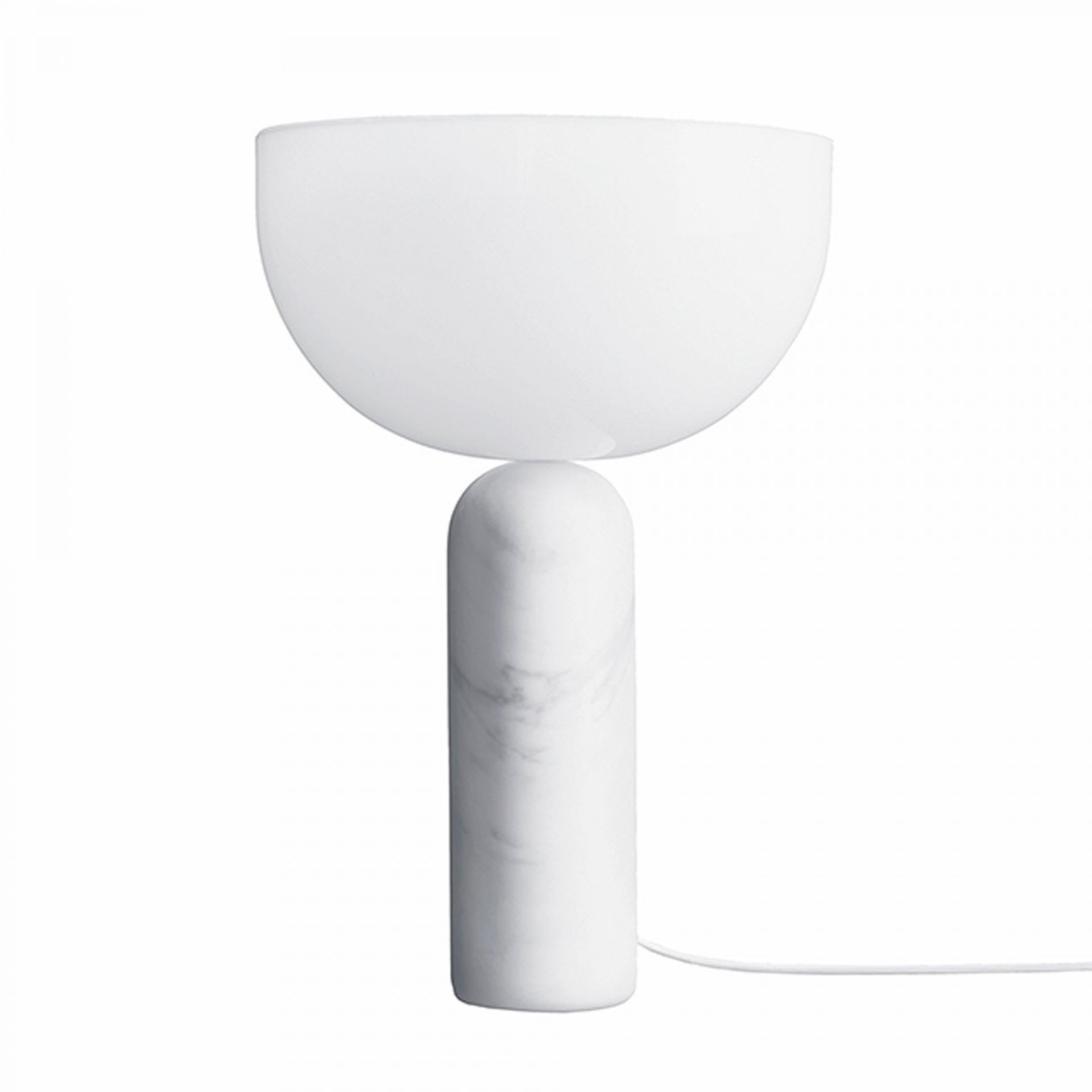 Weiße Kizu Tischleuchte von New Works: Moderne Lampe mit Marmorfuß und halbrunder Glasabdeckung.