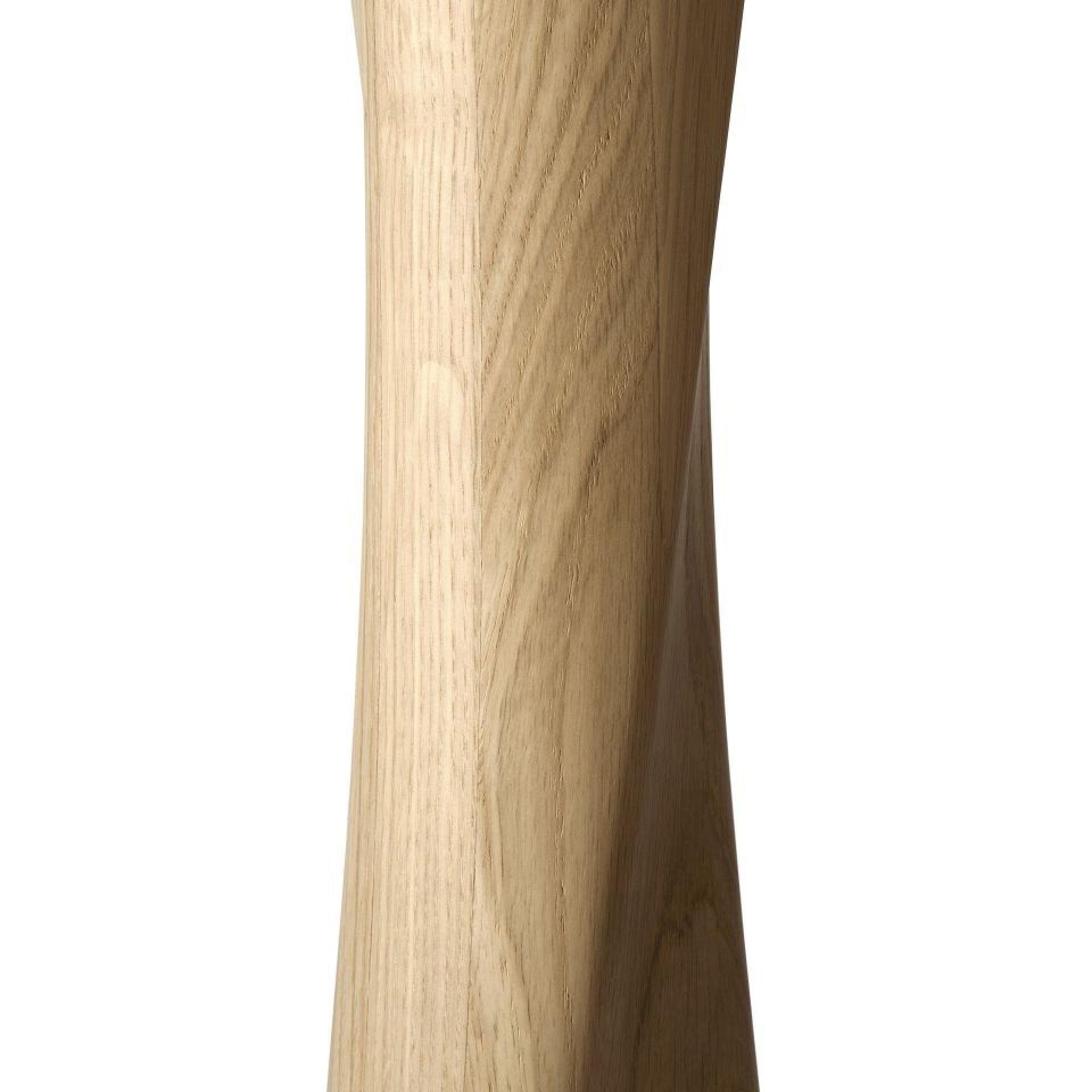 Detailaufnahme des gedrehten Tischbeins vom Torsion Eiche Tisch Ethnicraft, modernes Möbeldesign aus Massivholz.