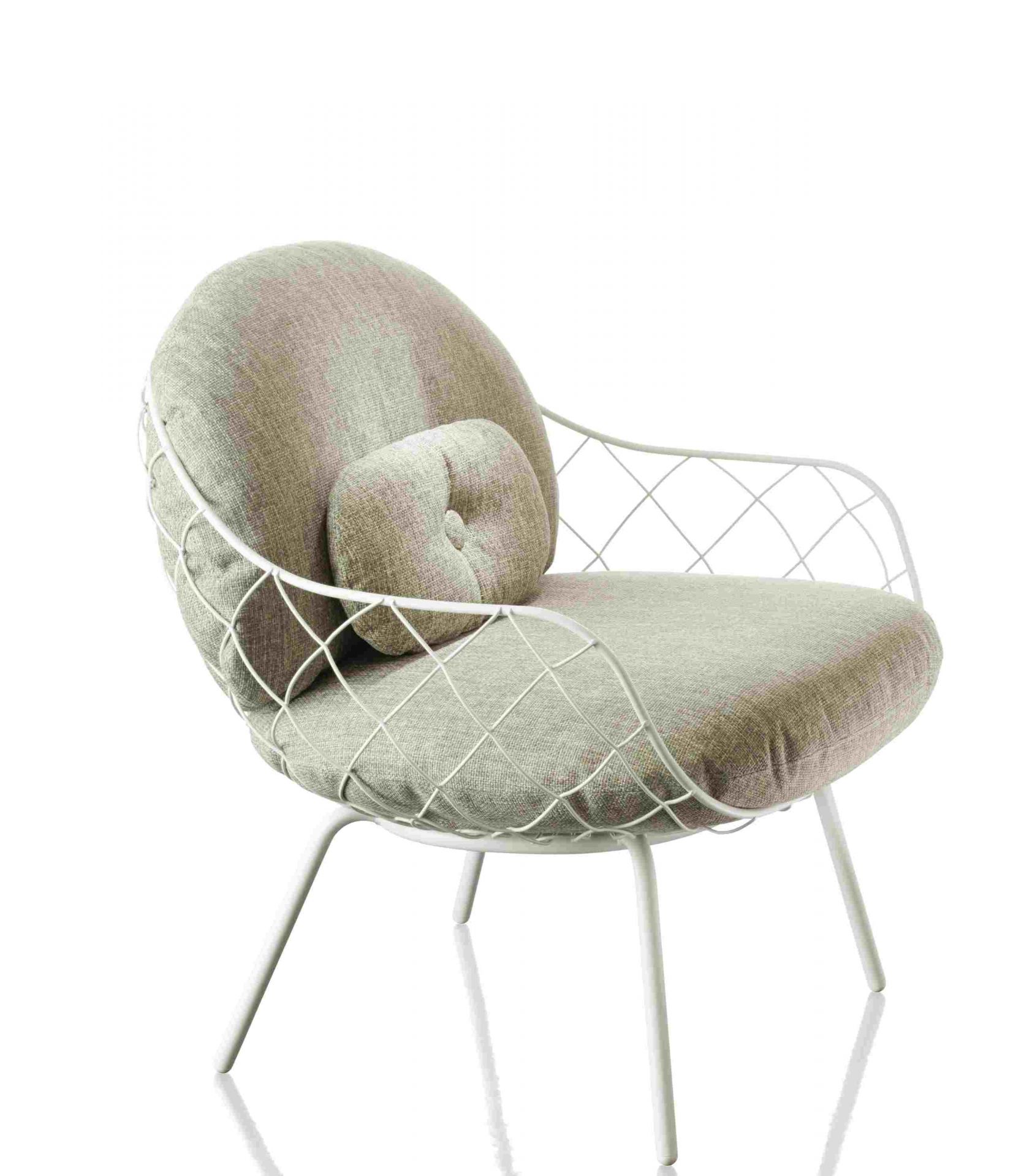 Piña Sessel: Magis Low Chair Outdoor mit weißem Drahtgestell und grauen Kissen.
