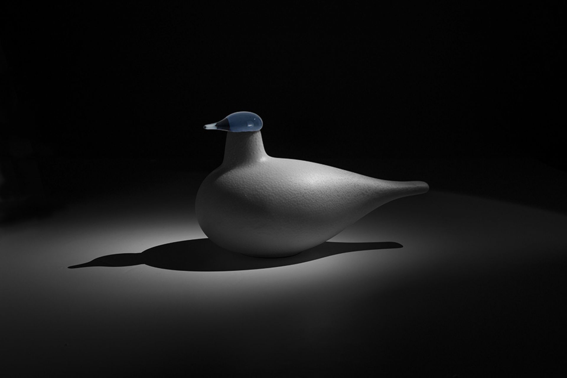 Linnut Tischleuchte von Magis: Vogel-förmige Lampe aus Polyethylen, modernes Design für Wohnzimmer und Schlafzimmer.