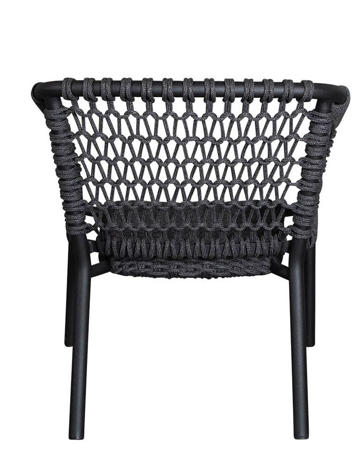 Rückansicht des Cane-Line Ocean Loungesessels: Outdoor-Sessel mit geflochtener Sitzfläche und schwarzem Gestell.