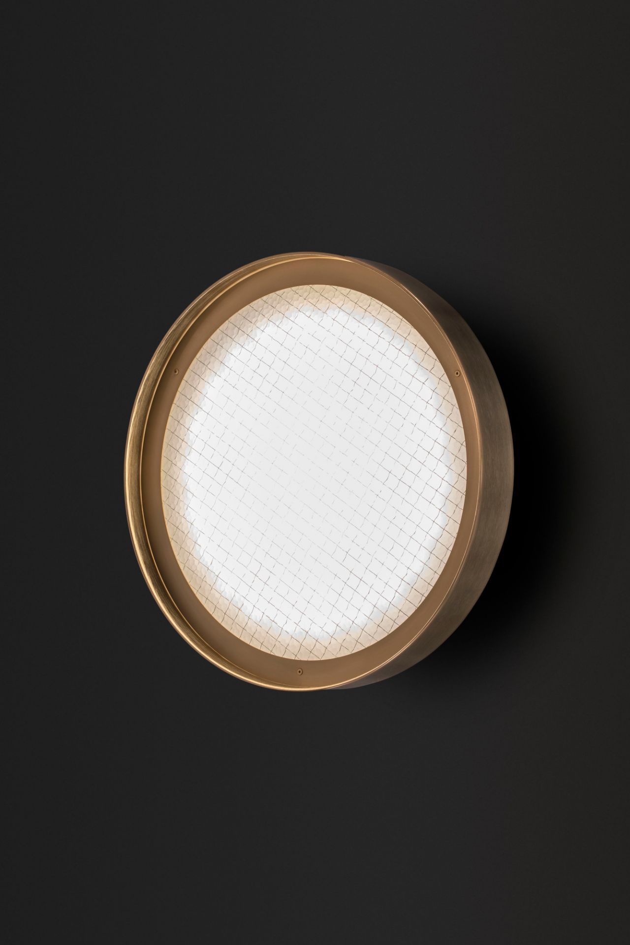 Runde Oluce Wandleuchte in Gold mit weißem Diffusor, moderne Deckenleuchte für Wohnraum.