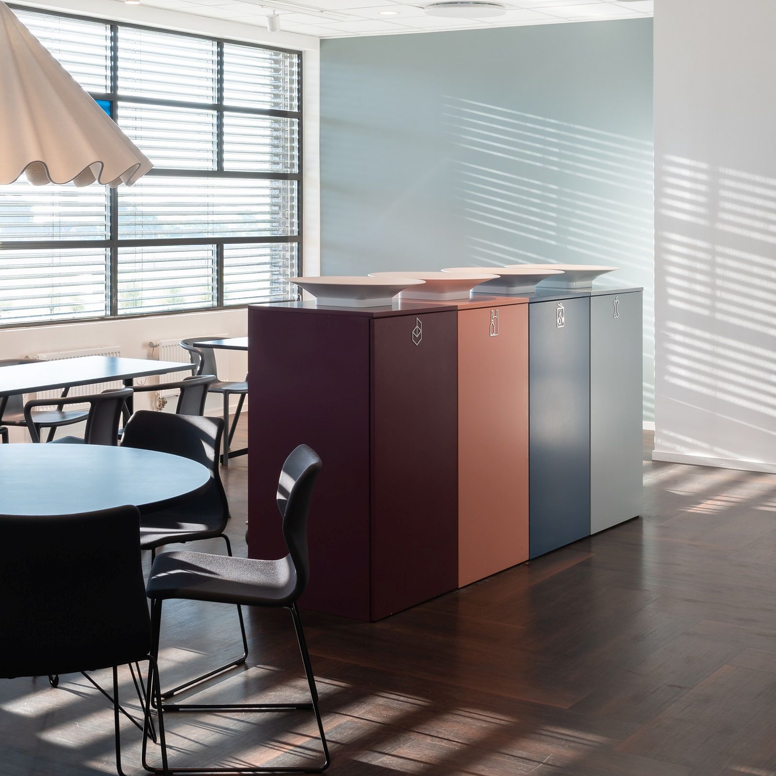 Exhibit Bin Mülleimer zur Mülltrennung von Mizetto, farbig, im Büro oder Wartebereich.