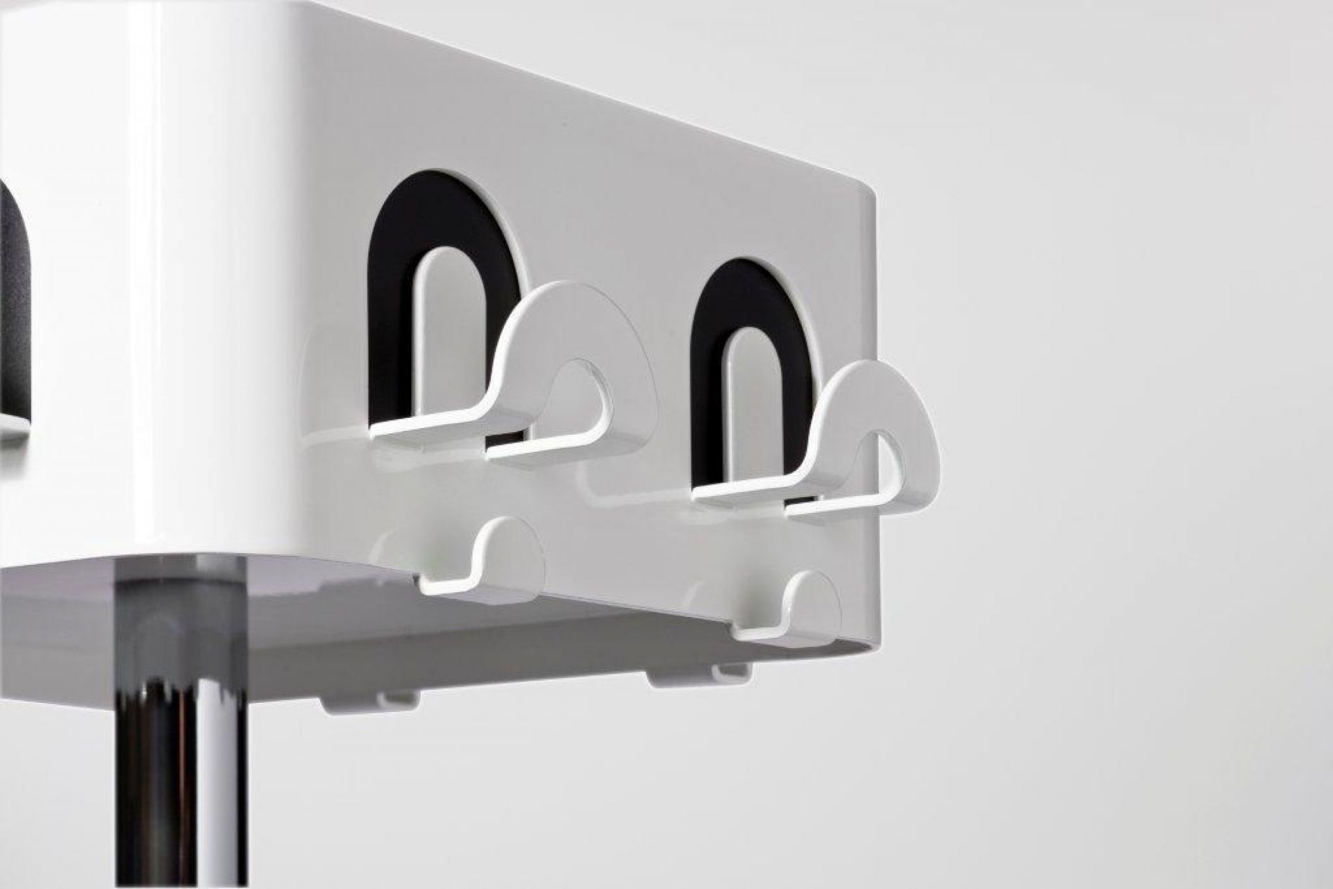 Detailaufnahme: Weißer Flow Square Garderobenständer von Cascando mit Haken und Ablage. Moderner Garderobenständer für Büro und Zuhause.