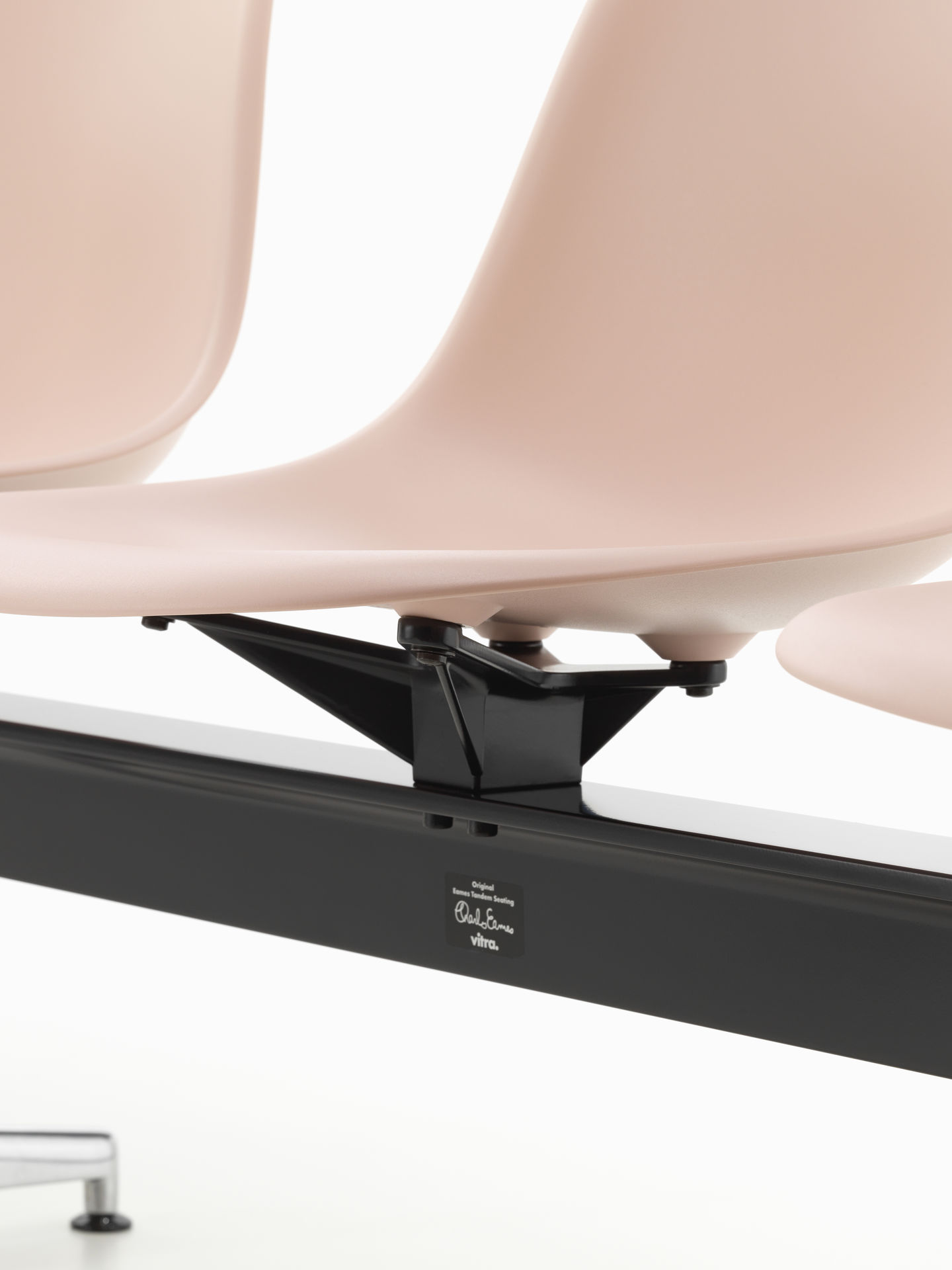 Eames Plastic Side Chair RE auf Traverse Vitra