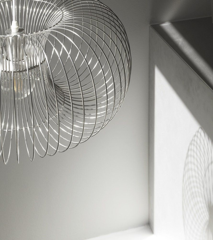 Coil Lampe Pendelleuchte von Normann Copenhagen aus silberfarbenem Metalldraht, modernes Design.