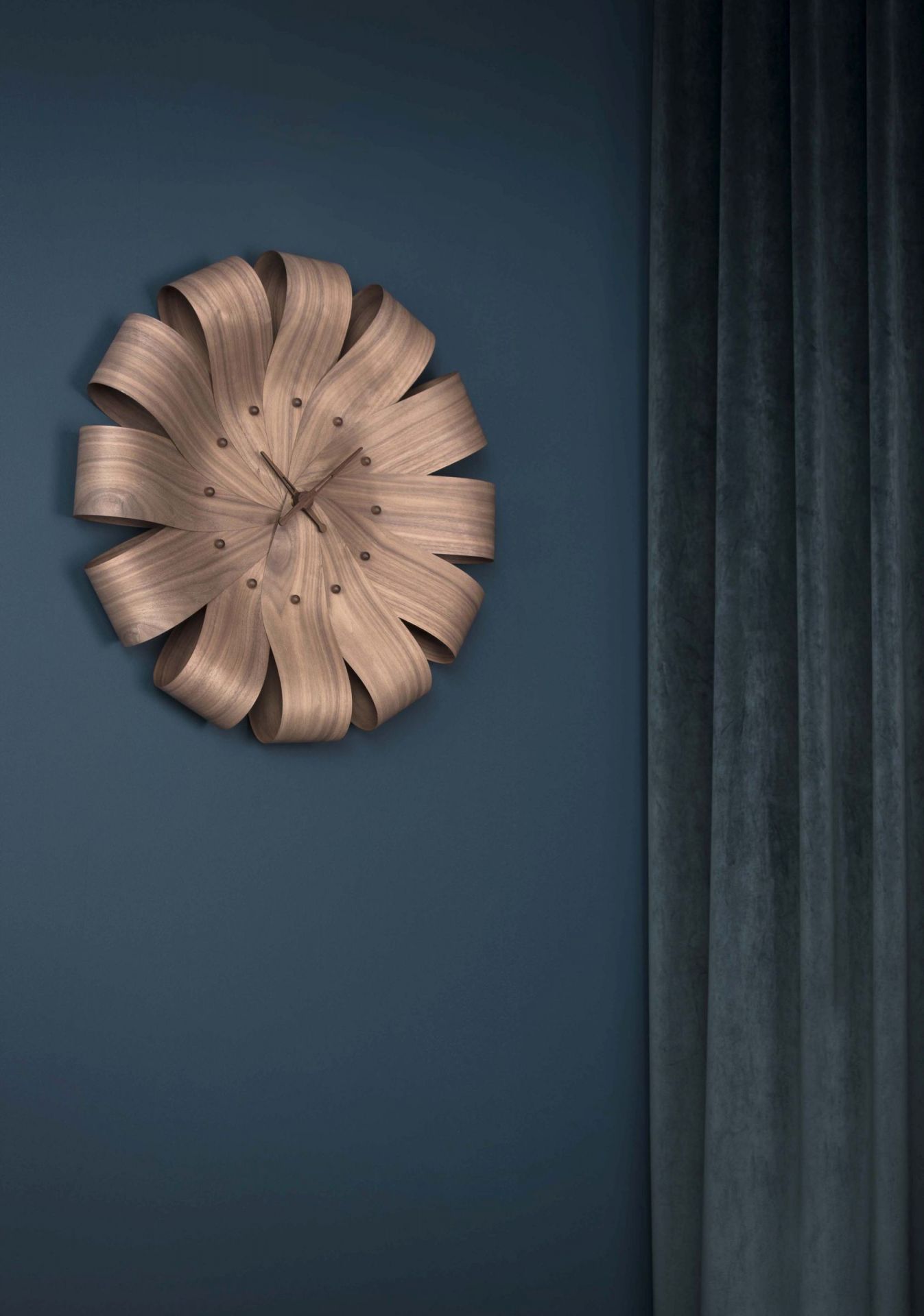 Ciclo Wanduhr von Nomon, Ø55cm, aus Walnussholz. Moderne Design Wanduhr für Wohnzimmer und Büro.