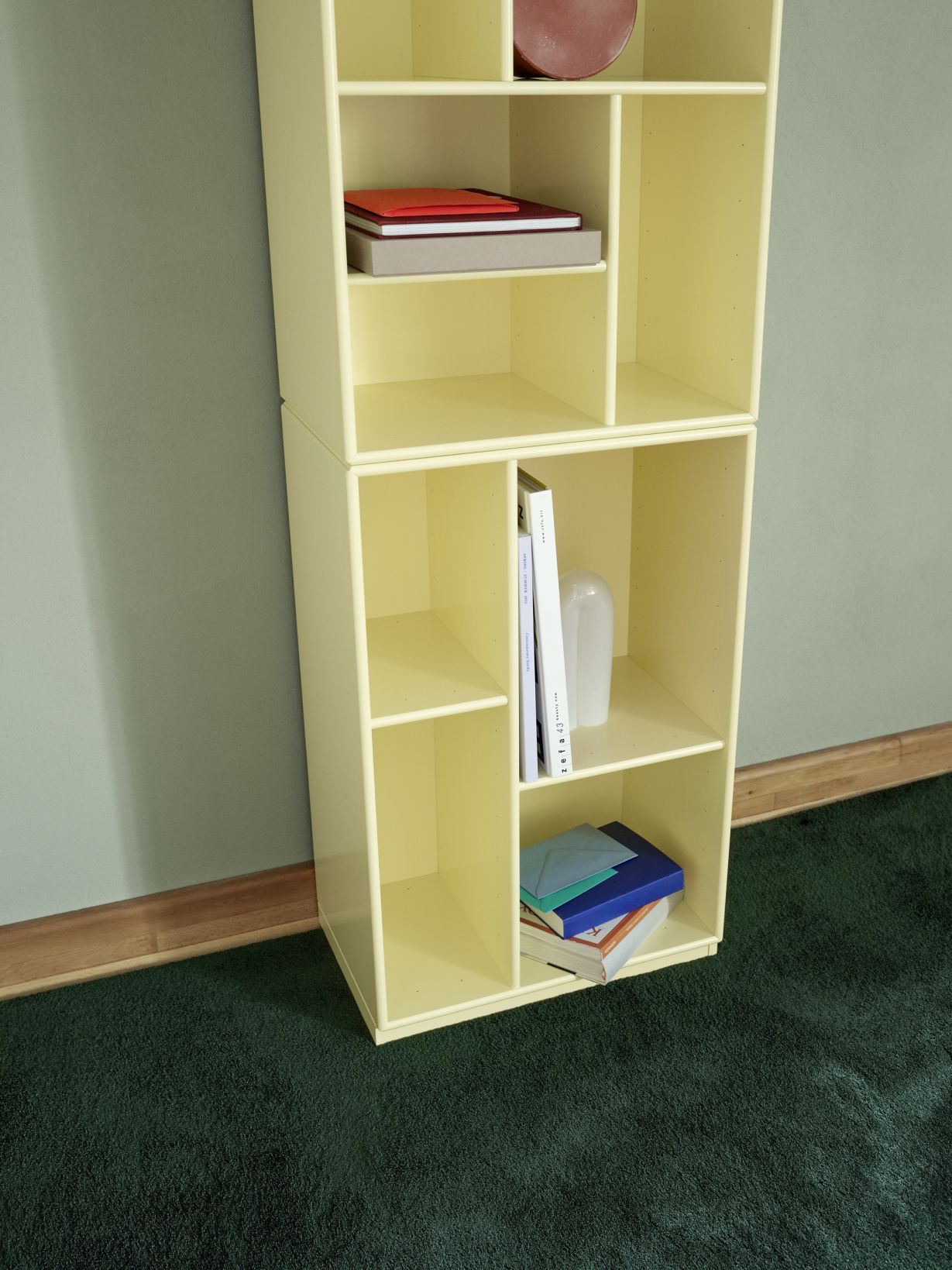Loom Bücherregal in Oat, modernes Regalsystem mit Fächern für Bücher und Dekoration.