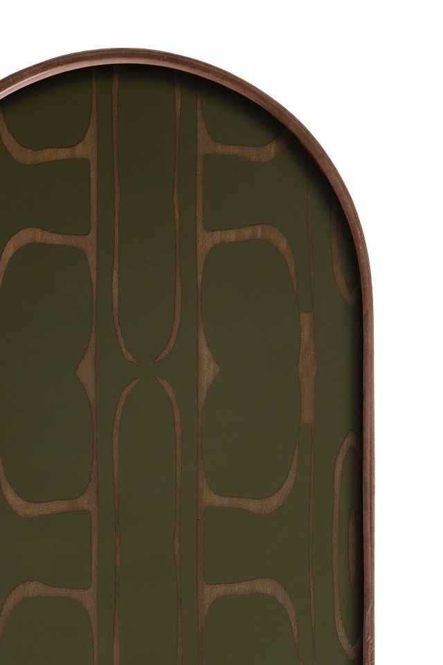 Detailaufnahme des Ethnicraft Second Nature Tabletts mit abstraktem Muster in Grün und Braun.