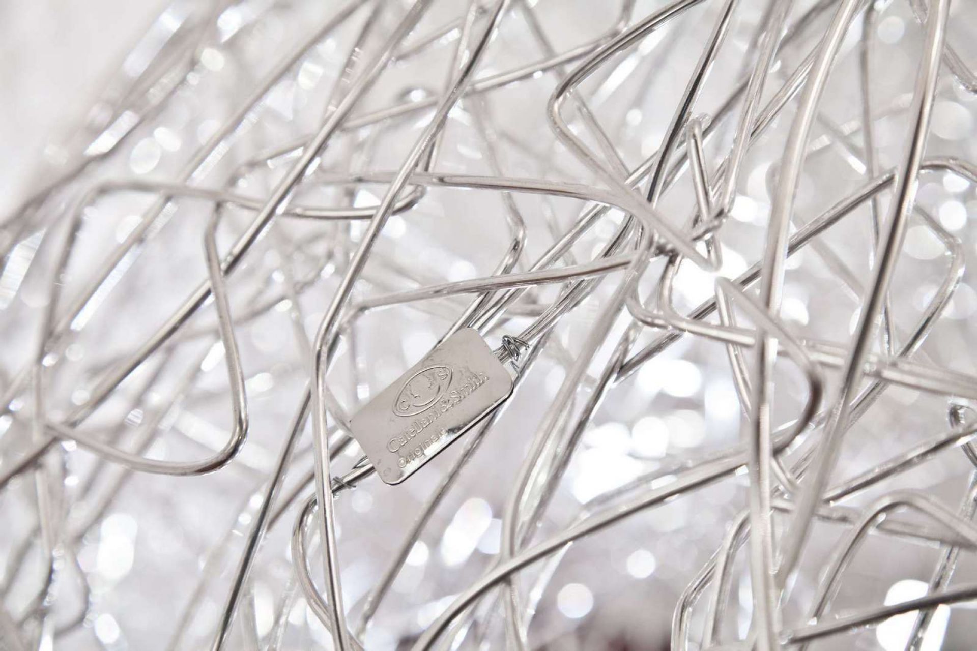 Detailaufnahme der Catellani & Smith Fil de Fer Bodenleuchte aus silberfarbenem Drahtgeflecht.