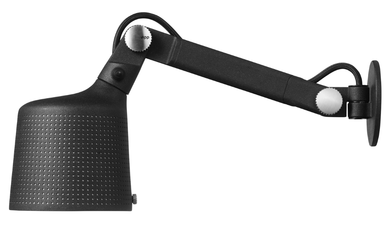 Schwarze Vipp Wandlampe klein mit verstellbarem Arm und perforiertem Lampenschirm, modernes Design für Schlafzimmer und Wohnzimmer.