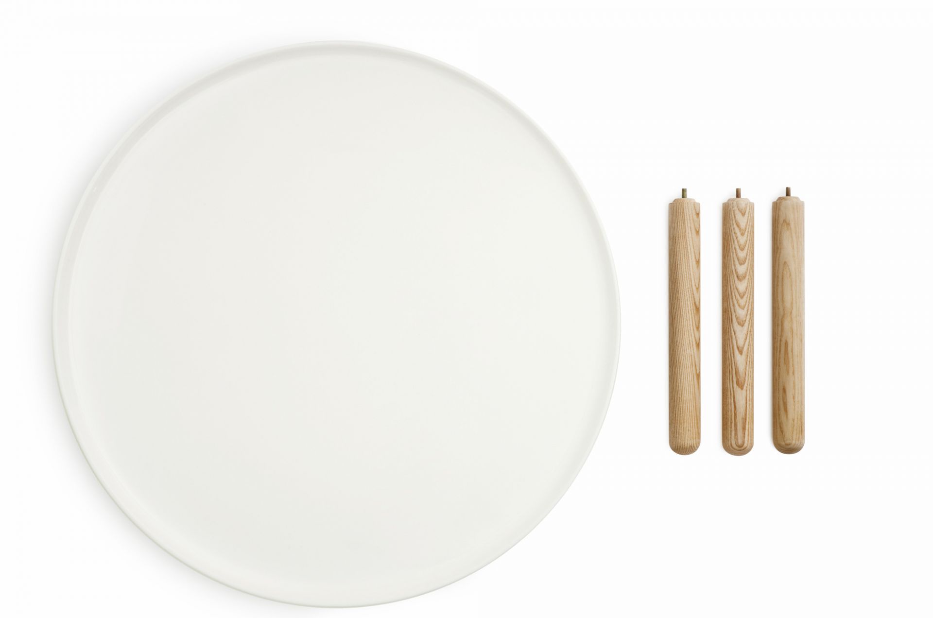 Weisse Tischplatte und drei Holzbeine für den Tablo Table Beistelltisch von Normann Copenhagen.