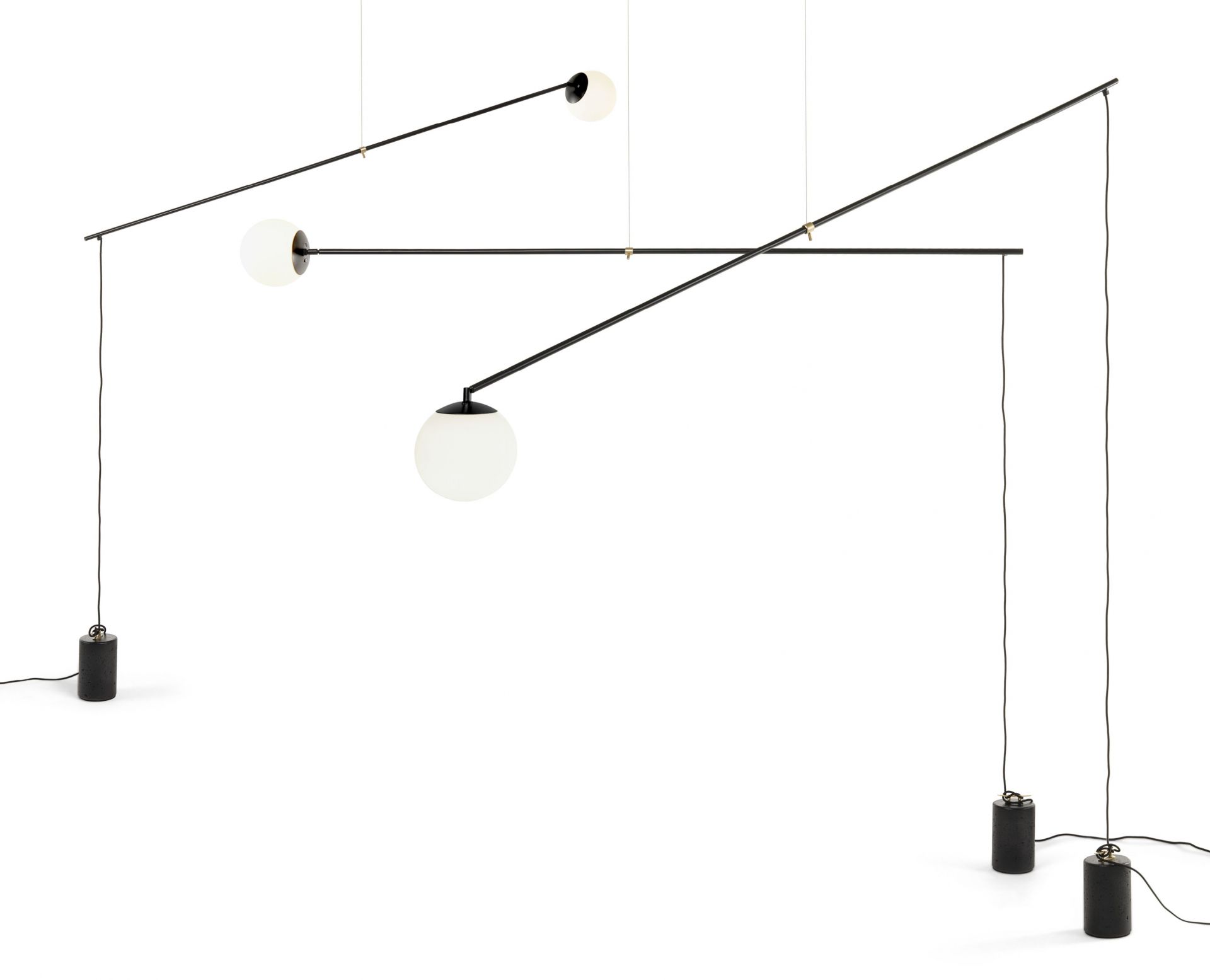 Bitta Hängelampe von Mogg: Moderne Pendelleuchte mit satiniertem Gold-Akzent und weißen Kugellampen.