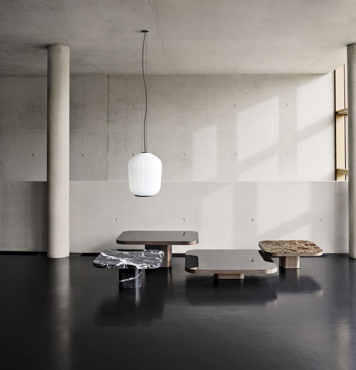 ClassiCon Plissée Pendelleuchte: Weiße Hängelampe mit plissiertem Schirm über Couchtischen in modernem Raum.