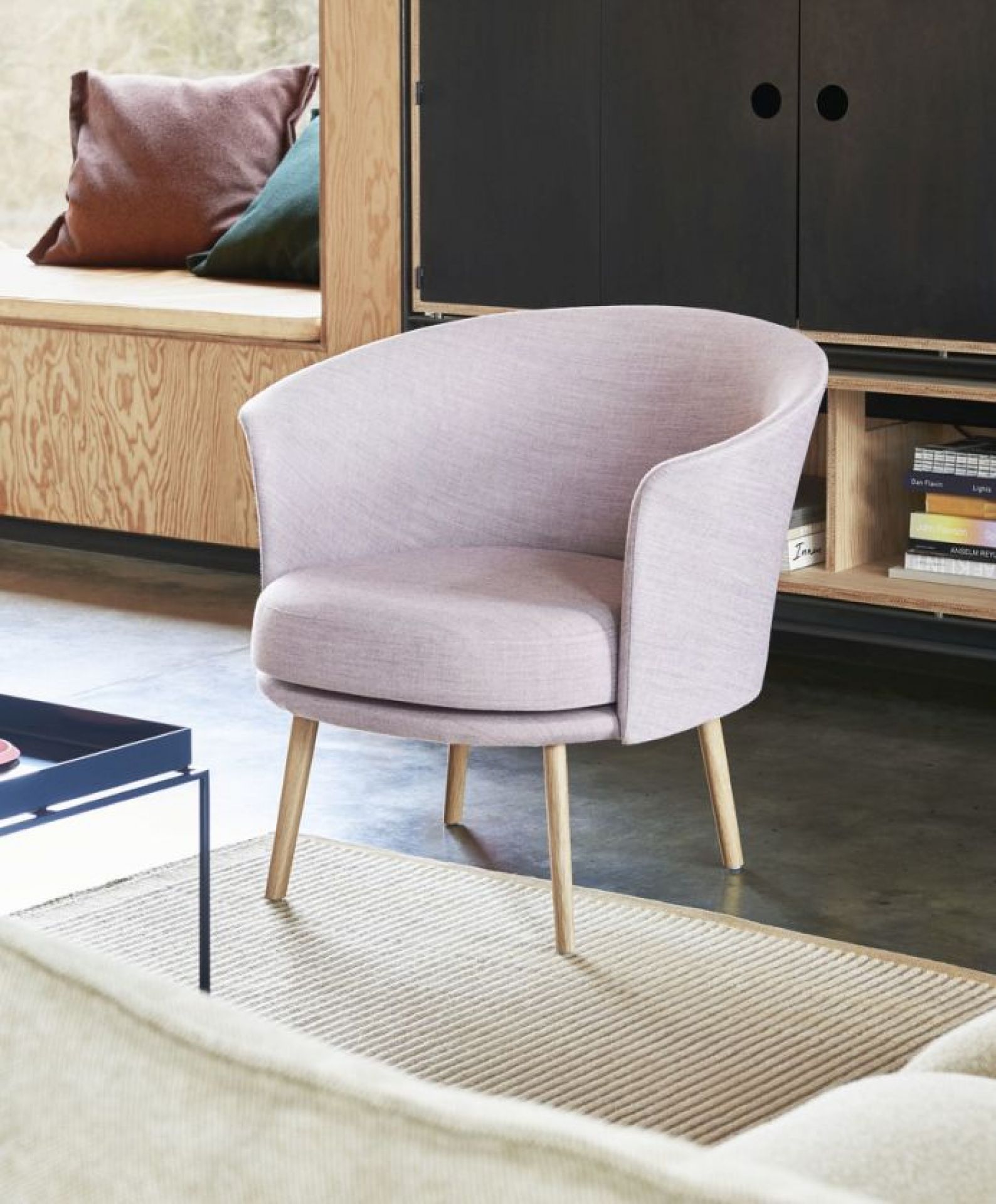 Rosa Dorso Loungesessel von Hay mit Holzbeinen in modernem Wohnzimmer, bequemer Sessel für entspannte Stunden.
