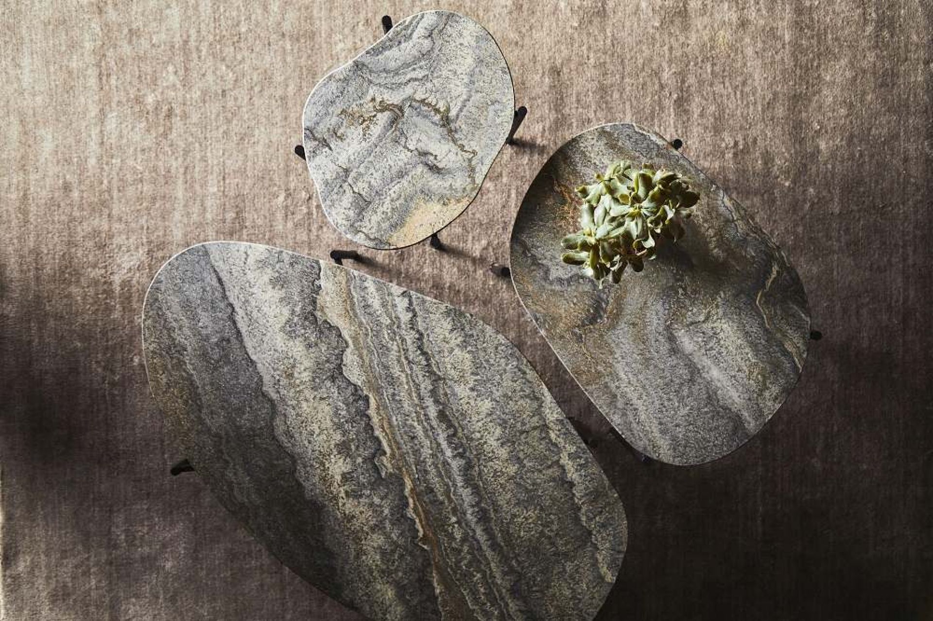 Drei La Terra Beistelltische in Grau Melange, moderne Couchtische mit Steinoptik und Pflanze.