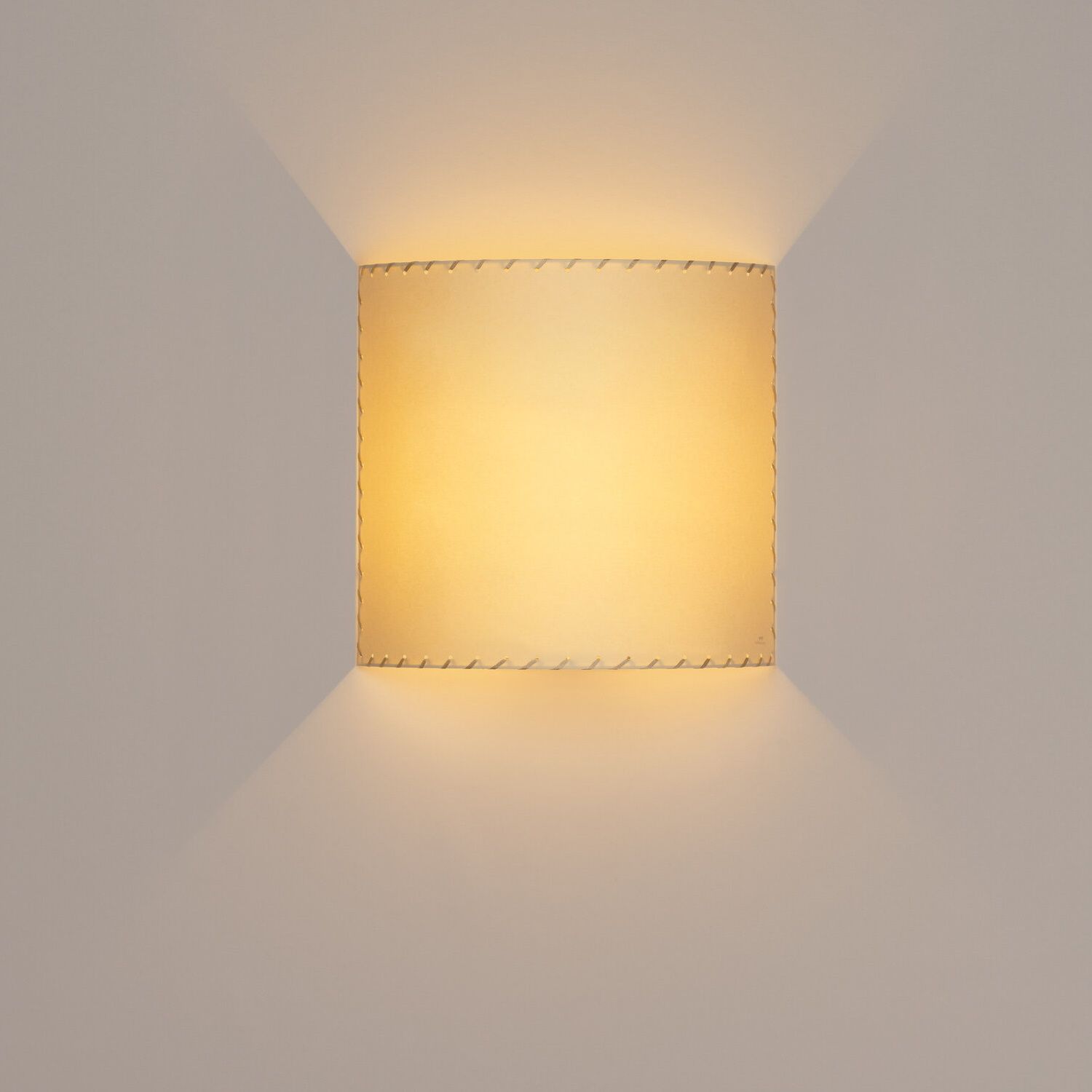 Santa & Cole Comodín quadratische Wandleuchte, beige Stoff, indirekte Beleuchtung, modernes Design.