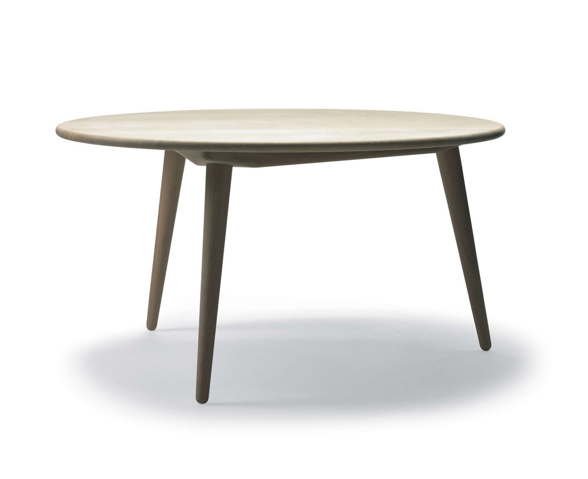 Runder CH008 Couchtisch/Beistelltisch von Carl Hansen & Søn aus geölter Eiche, modernes Design mit drei Beinen.