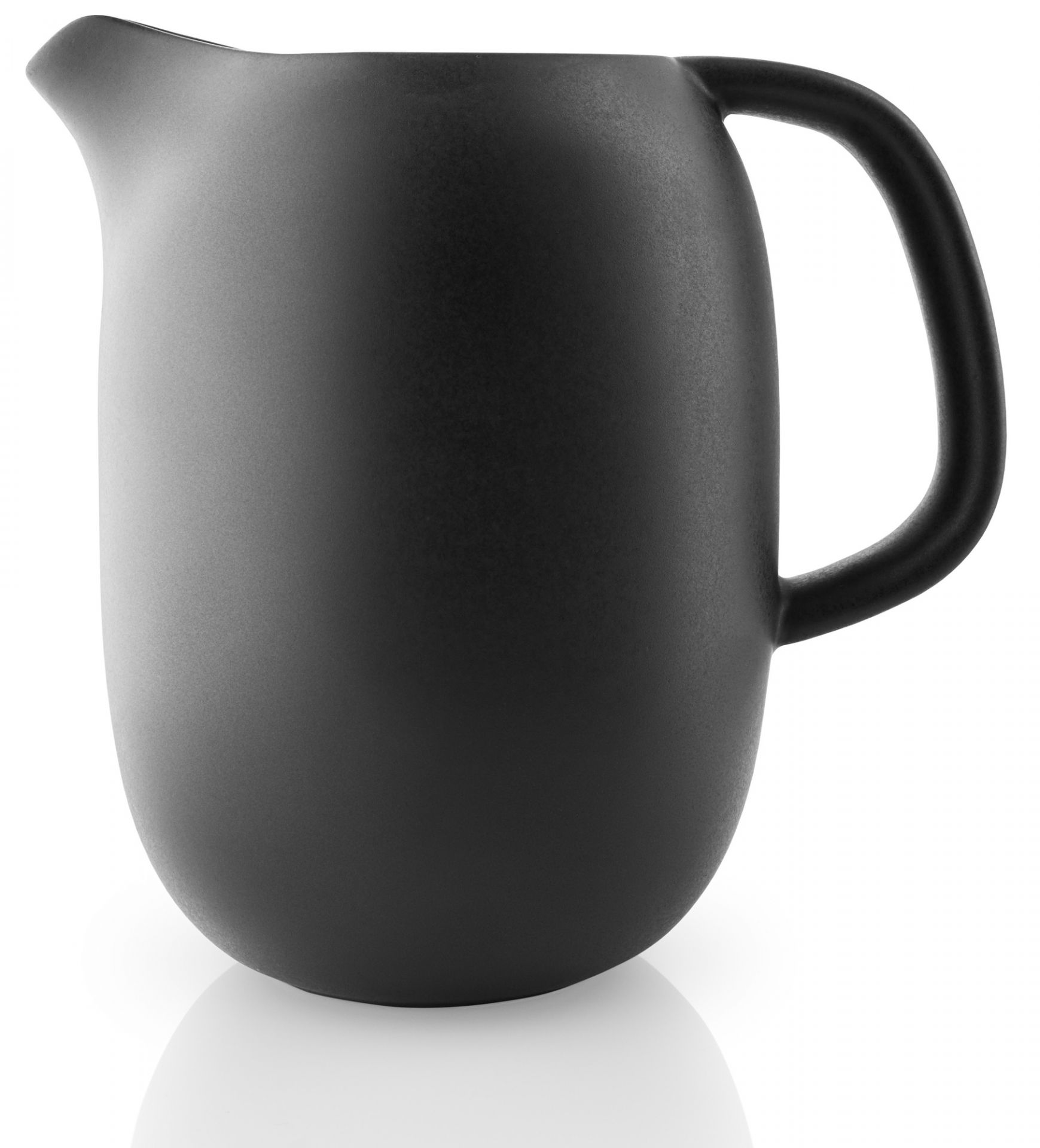 Schwarze Nordic Kitchen Kanne von Eva Solo mit Henkel und Ausgießer, minimalistisches Design.