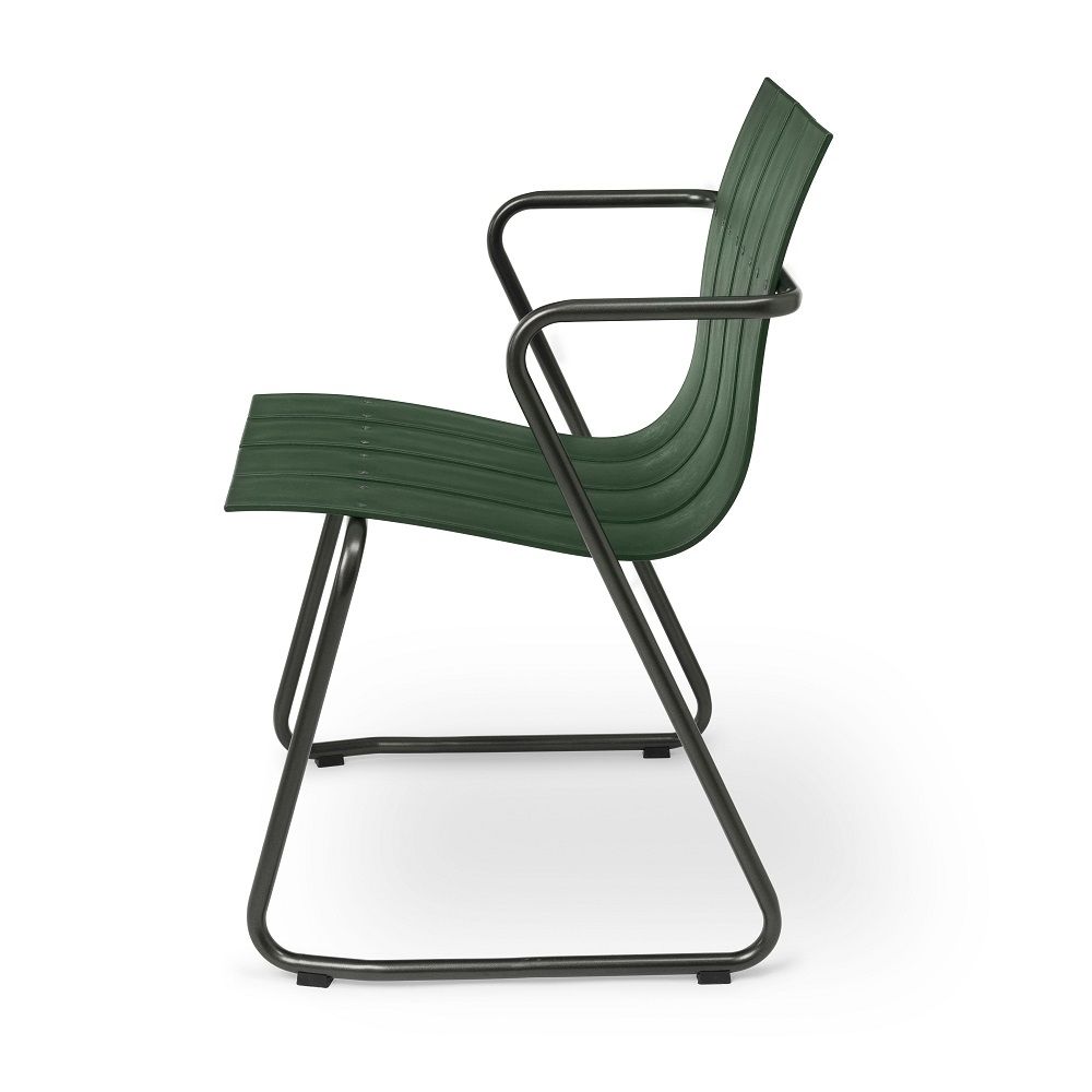 Grüner Ocean Chair Outdoor Stuhl von Mater OC2, Seitenansicht. Gartenstuhl mit Armlehnen und Stahlgestell.