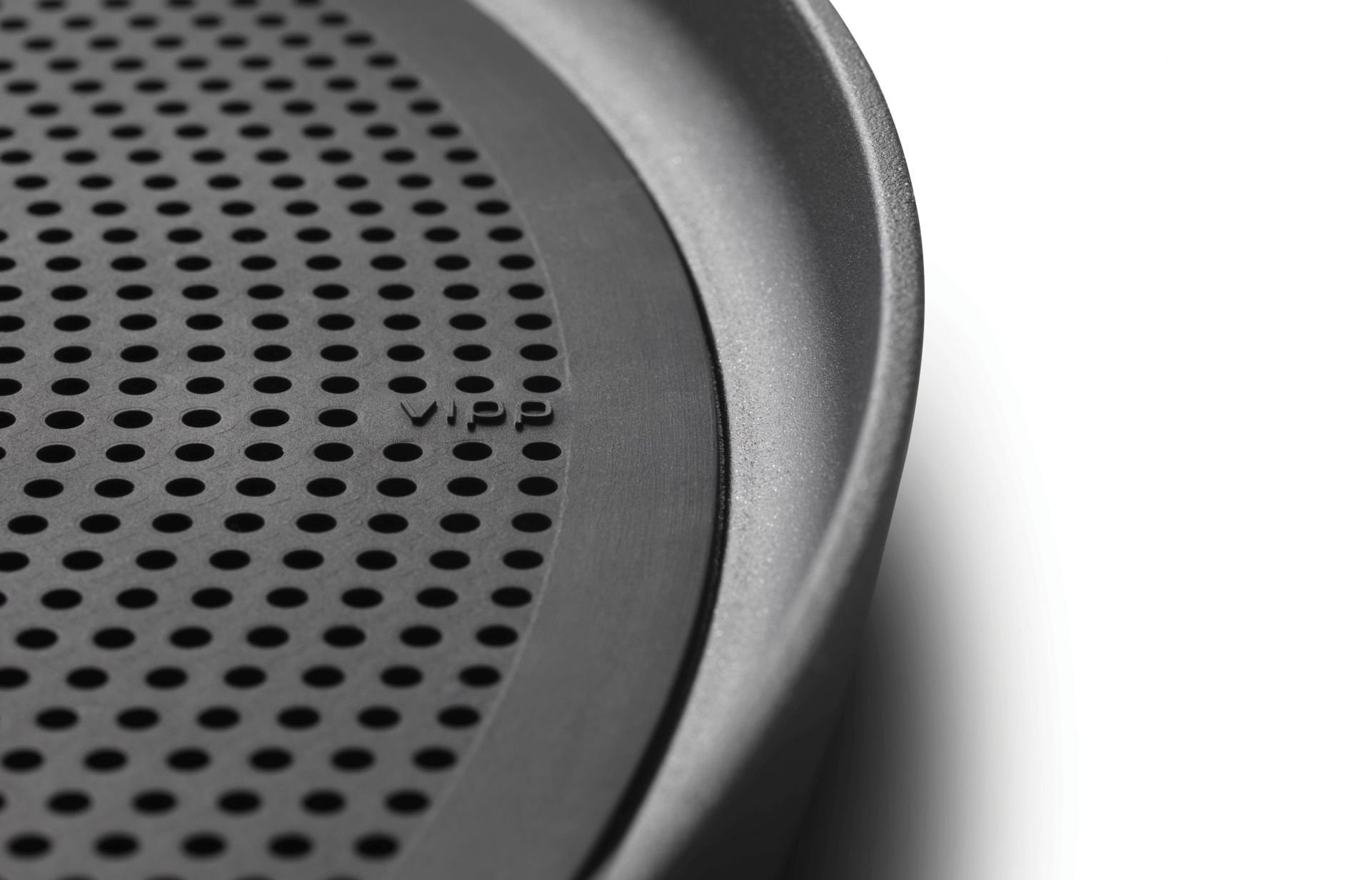 Detailaufnahme des Vipp Tabletts: Schwarzes, gelochtes Metalltablett mit Rand, modernes Küchendesign.