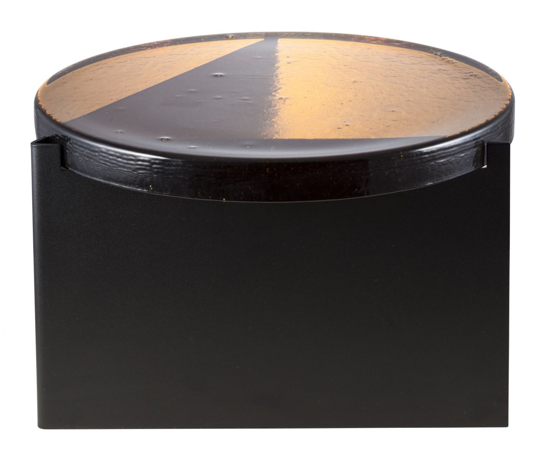 Alwa One Couchtisch von Pulpo, runder Beistelltisch mit schwarzem Gestell und goldener Tischplatte.