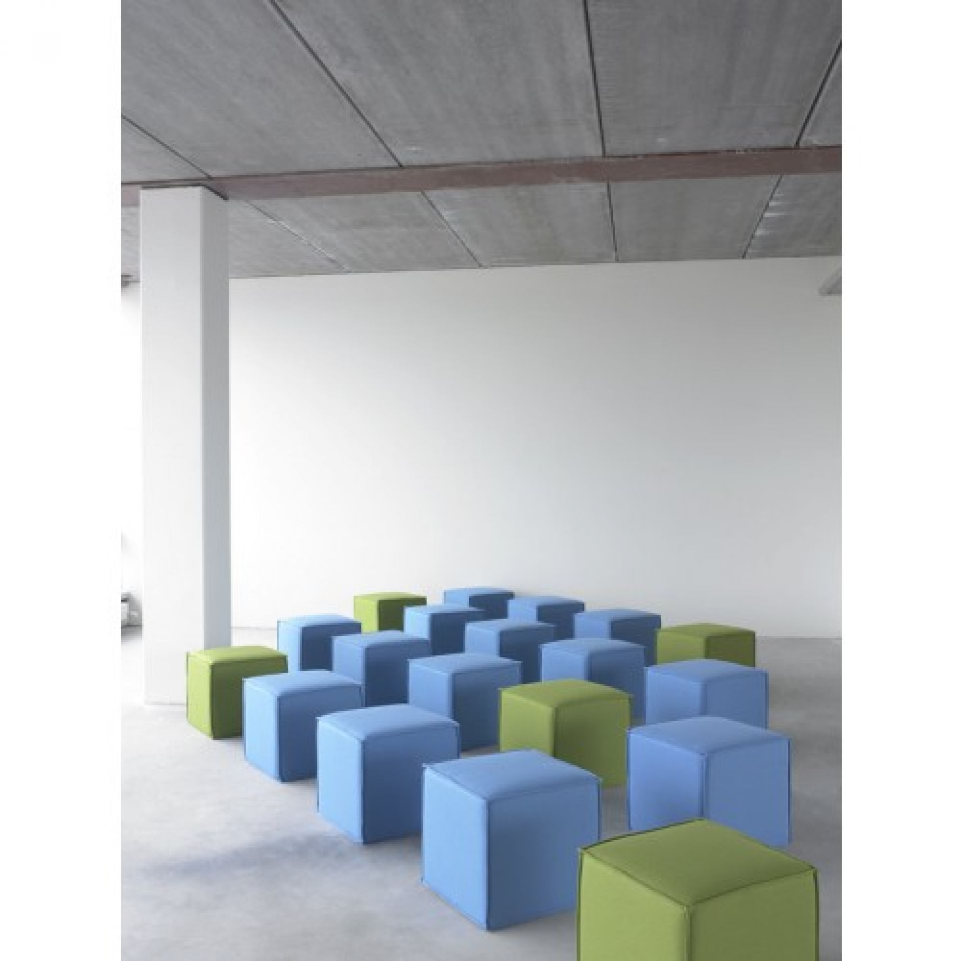 Viele blaue und grüne Space Hocker, Sitzhocker, Würfelhocker im modernen Raum.