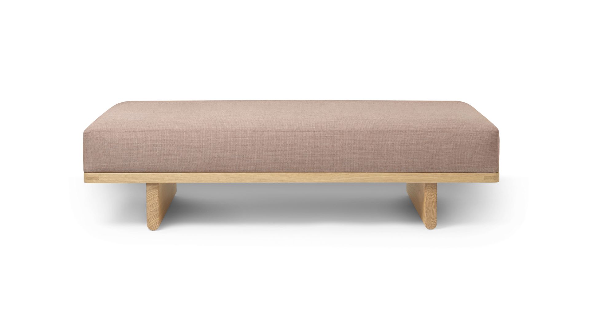 Daybed BM0865 von Carl Hansen: Modernes Tagesbett mit hellbraunem Bezug und hellem Holzgestell.
